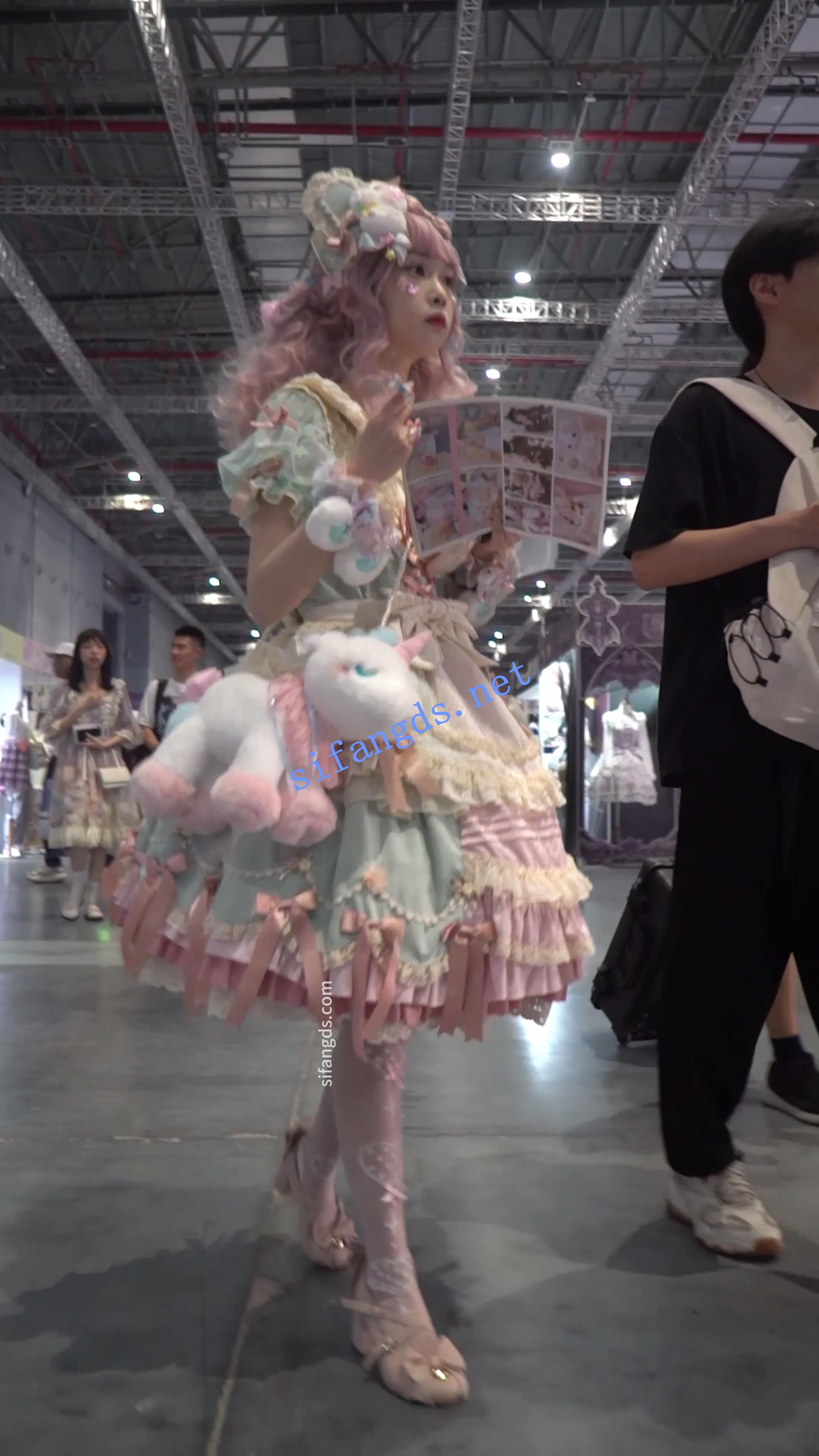 【xxn-126】服装店抄底蕾丝袜花裙美女..粉白条纹内包裹翘臀-好赞福利