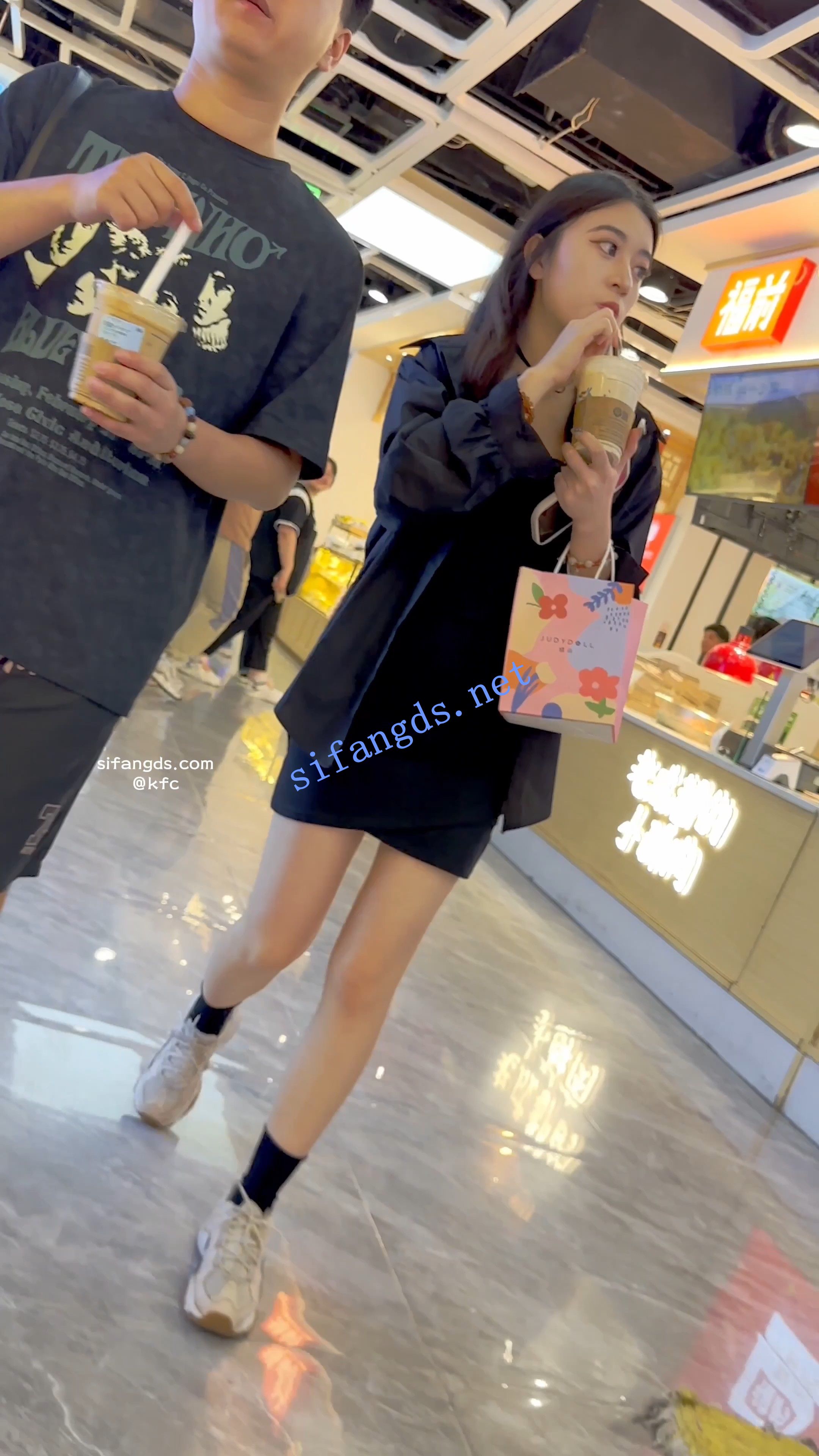 【KFC】包臀裙靓女和男友买奶茶。白色骚窄内前后CD微漏毛