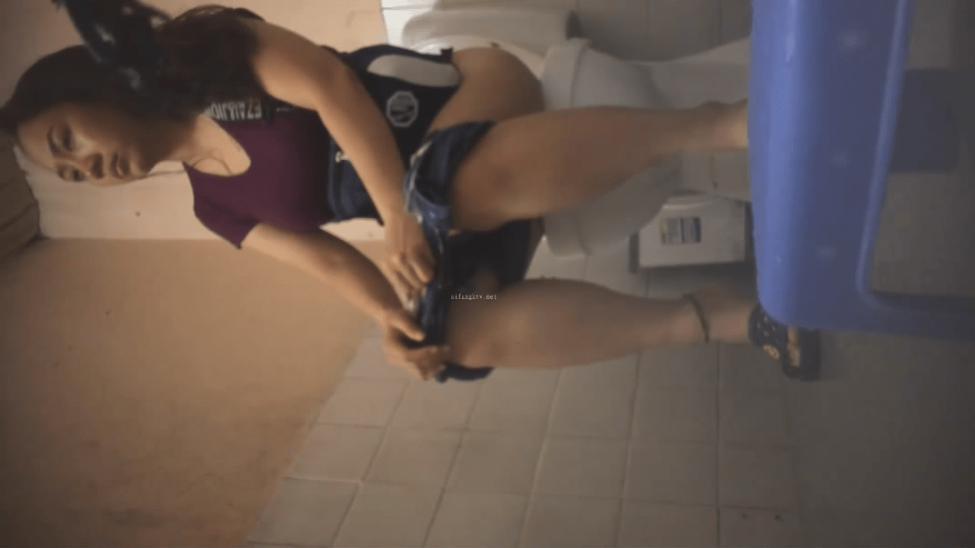 八月最新流出县城咖啡厅简陋女厕偷拍❤️女顾客尿尿真麻烦连裤裙美眉要脱了上面才能嘘嘘