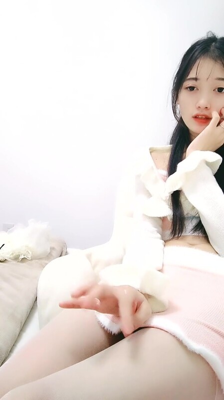 娇滴滴颜值美少女！性感白丝美腿！隔着内裤摸穴，多毛骚逼张开双腿，两个跳蛋一起用，娇喘呻吟好骚