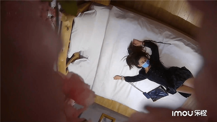 监控破解小伙酒店开房操漂亮的黑丝小女友准备了多套服装连干几炮