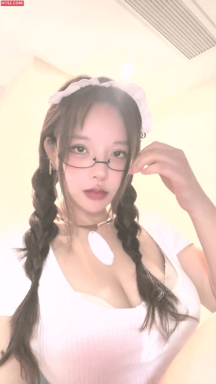 极品尤物网红女神！丰乳肥臀爆炸身材！眼镜女仆装，性感开档丝袜，翘起美臀露肥穴，自摸骚穴跳蛋自慰