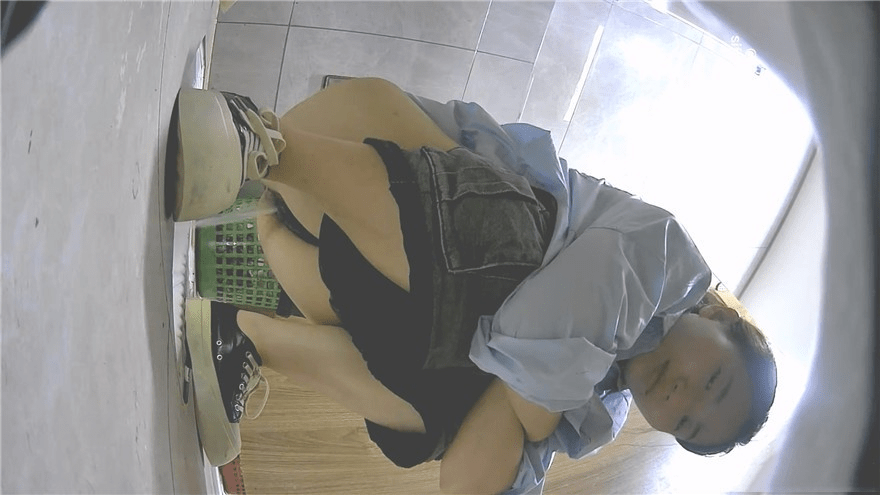 商场女厕全景偷拍多位年轻少妇的各种美鲍鱼