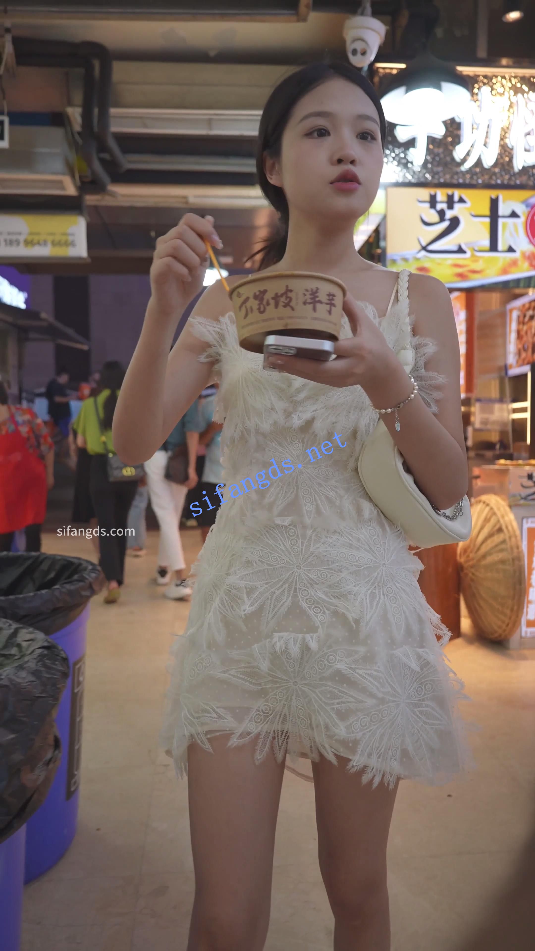 (BC-AA-374)超短蕾丝裙美女..骚内一半夹进屁股..正面露黑色