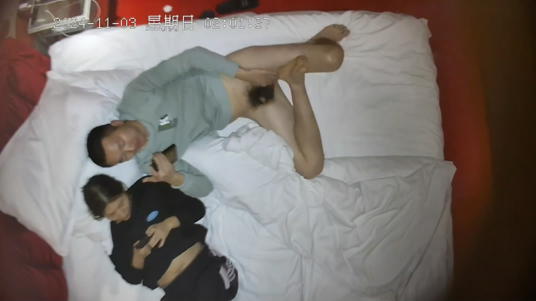 2024-11-3新流出❤️酒店情趣炮房高清偷拍❤️半夜开房偷情的中年男女草完逼叫外卖吃宵夜