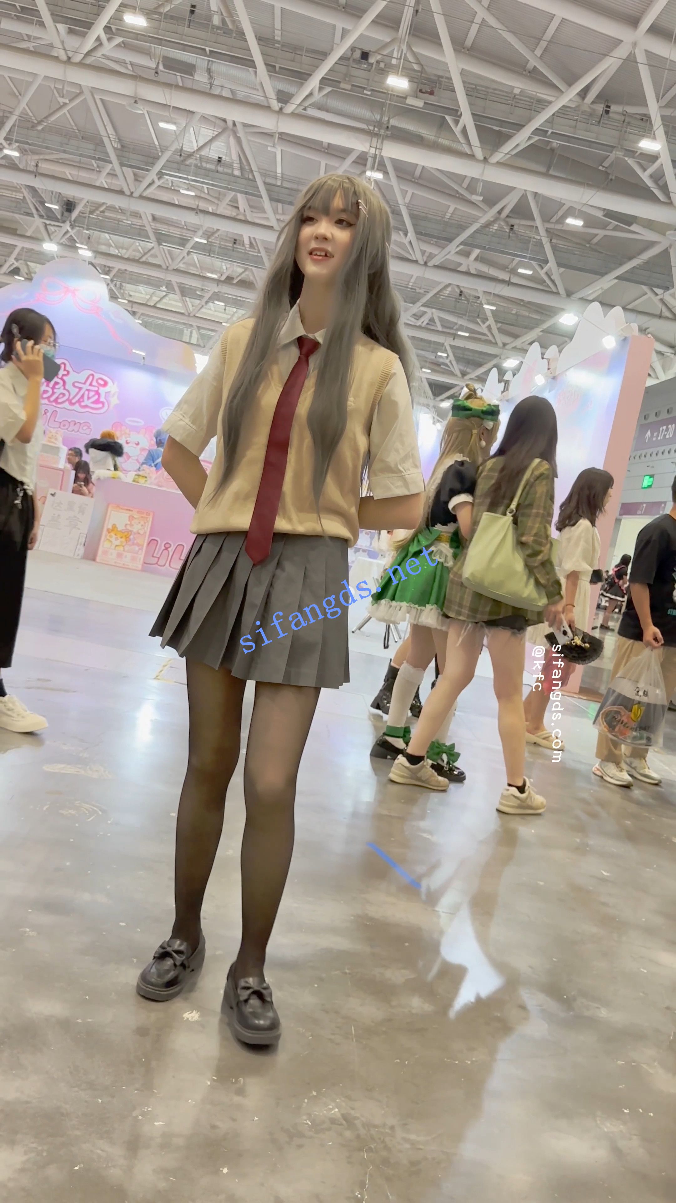 【KFC】JK制服学生妹和闺蜜逛展·黑色丝袜白色蕾丝内内前后CD-福利岛