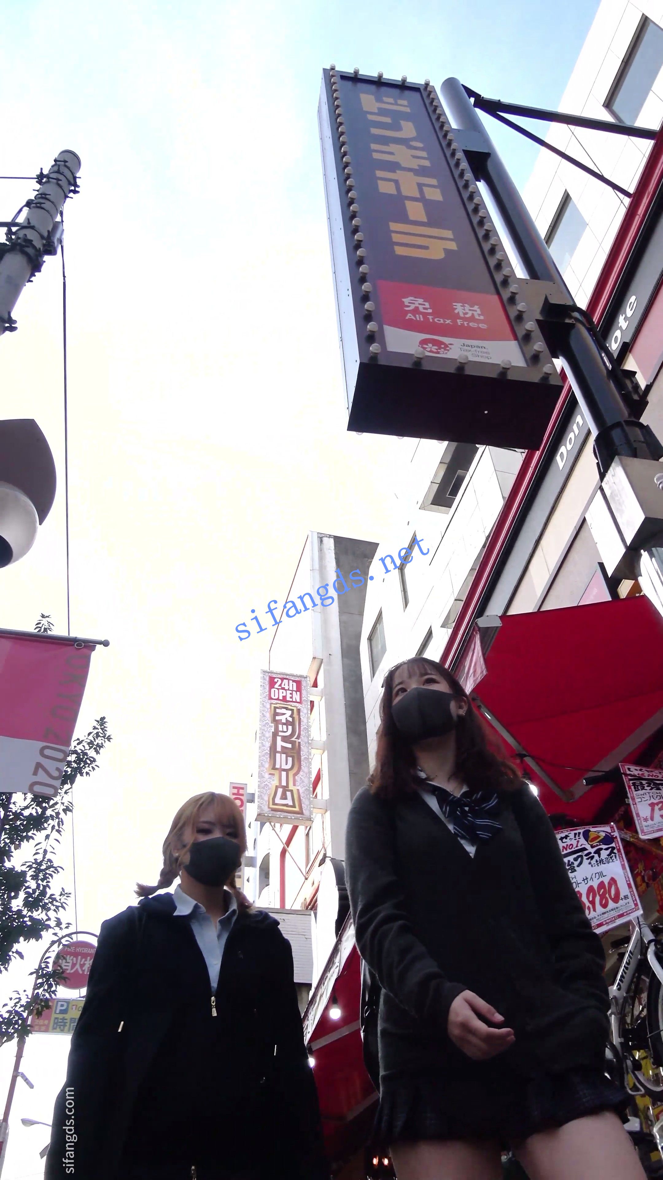 【日产精选】050超短jk姐妹逛街靠在栏杆边双内裤同框