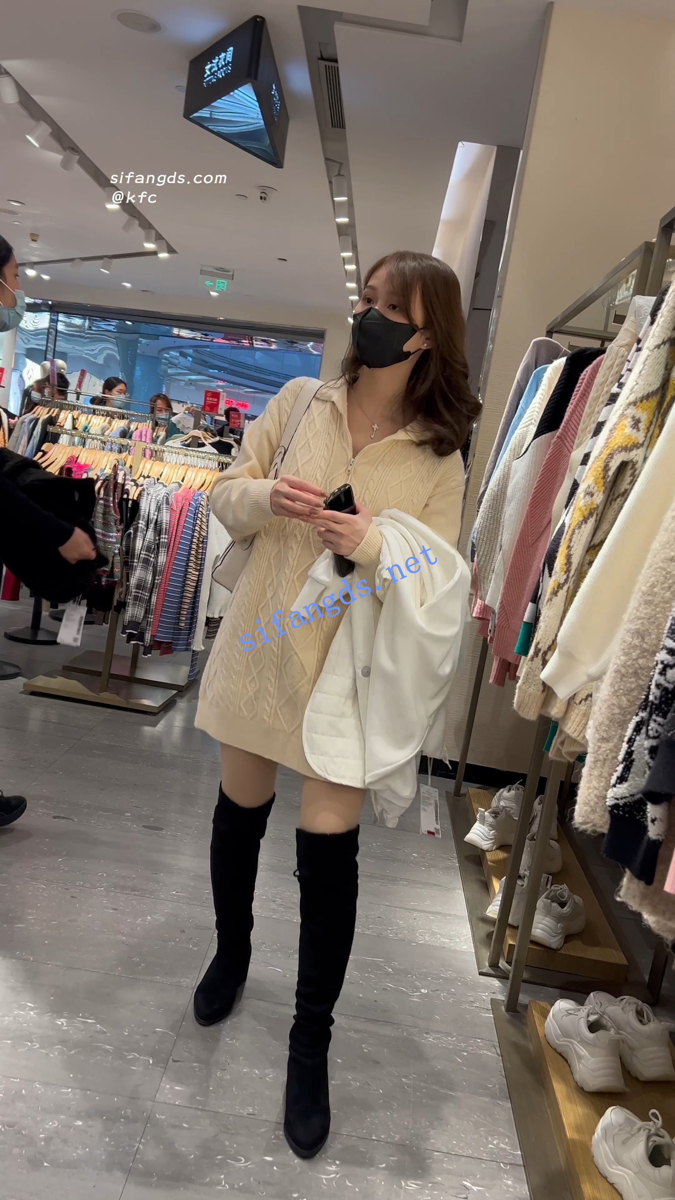 【KFC】长裙靓女挂逛街买衣服·肉色丝袜骚内·低角度跨过相机-福利岛