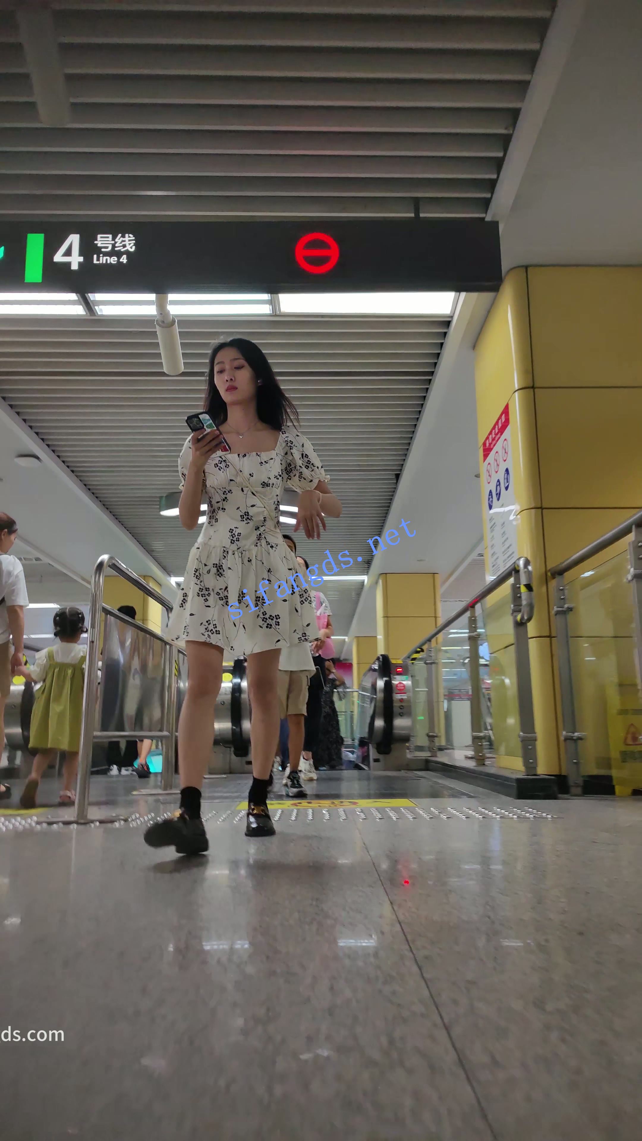 【CSCD】白色印花连衣裙小姐姐等地铁抄底，黑色内带翅膀