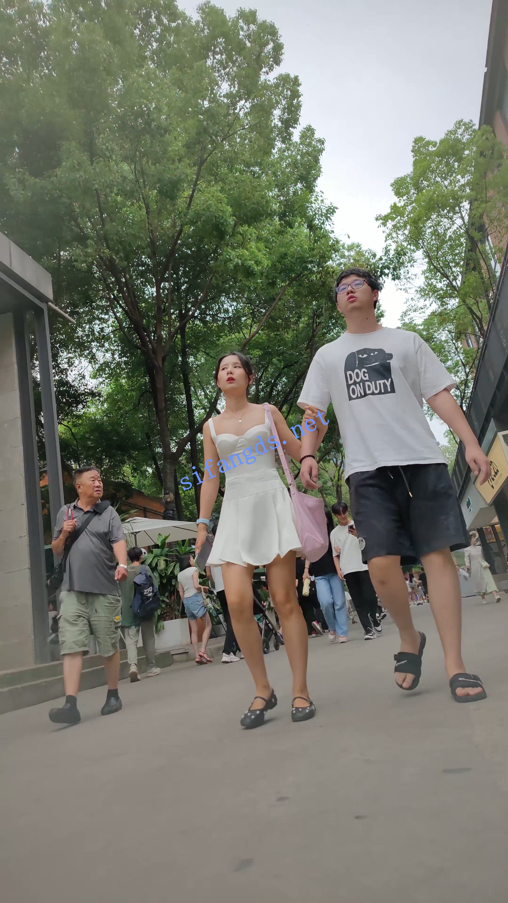 【CSCD】白色连衣裙小姐姐和男朋友逛街，白色内内