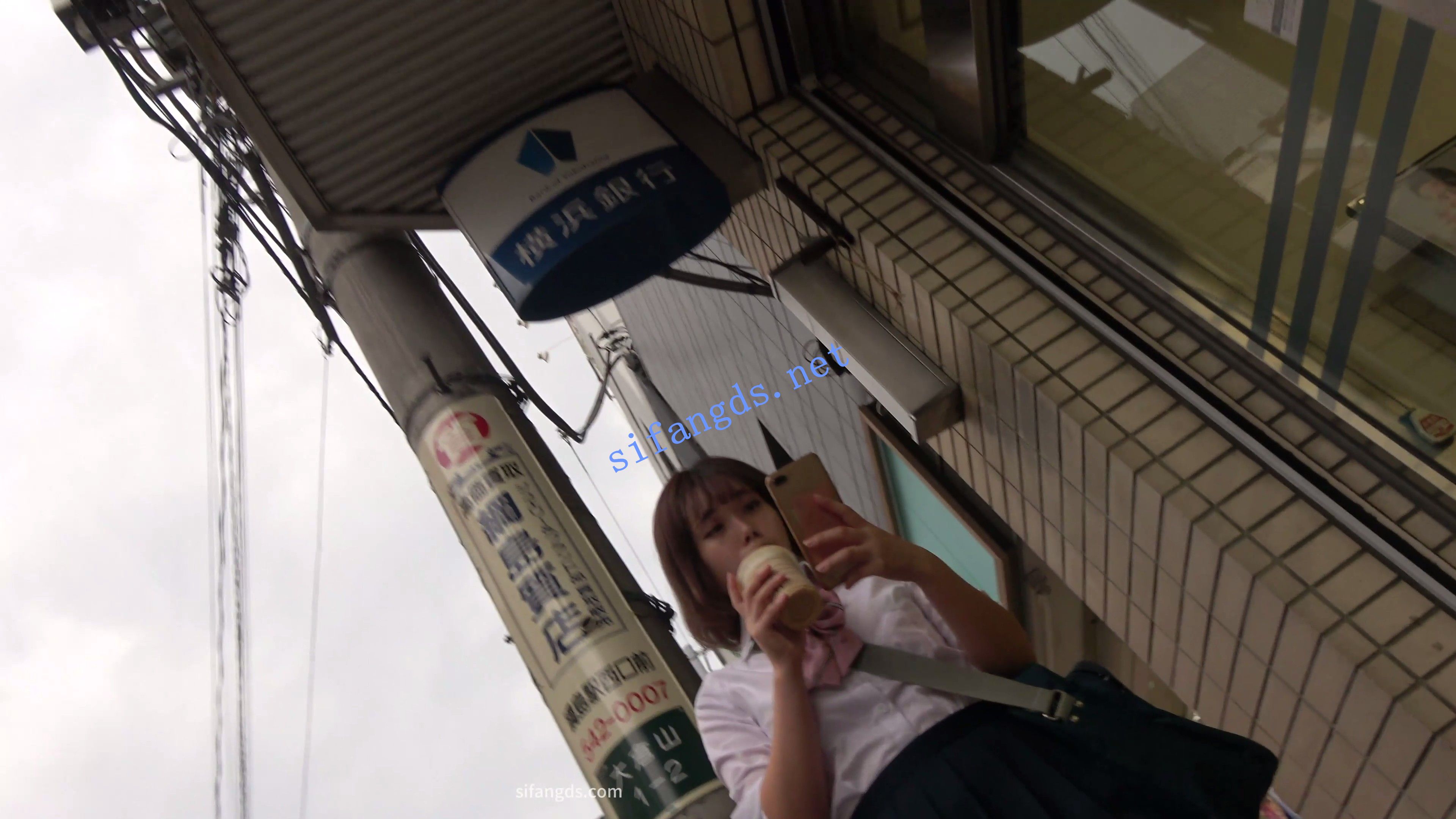 【日产精选】053两次抄底蓝裙jk妹。性感蕾丝边半透内