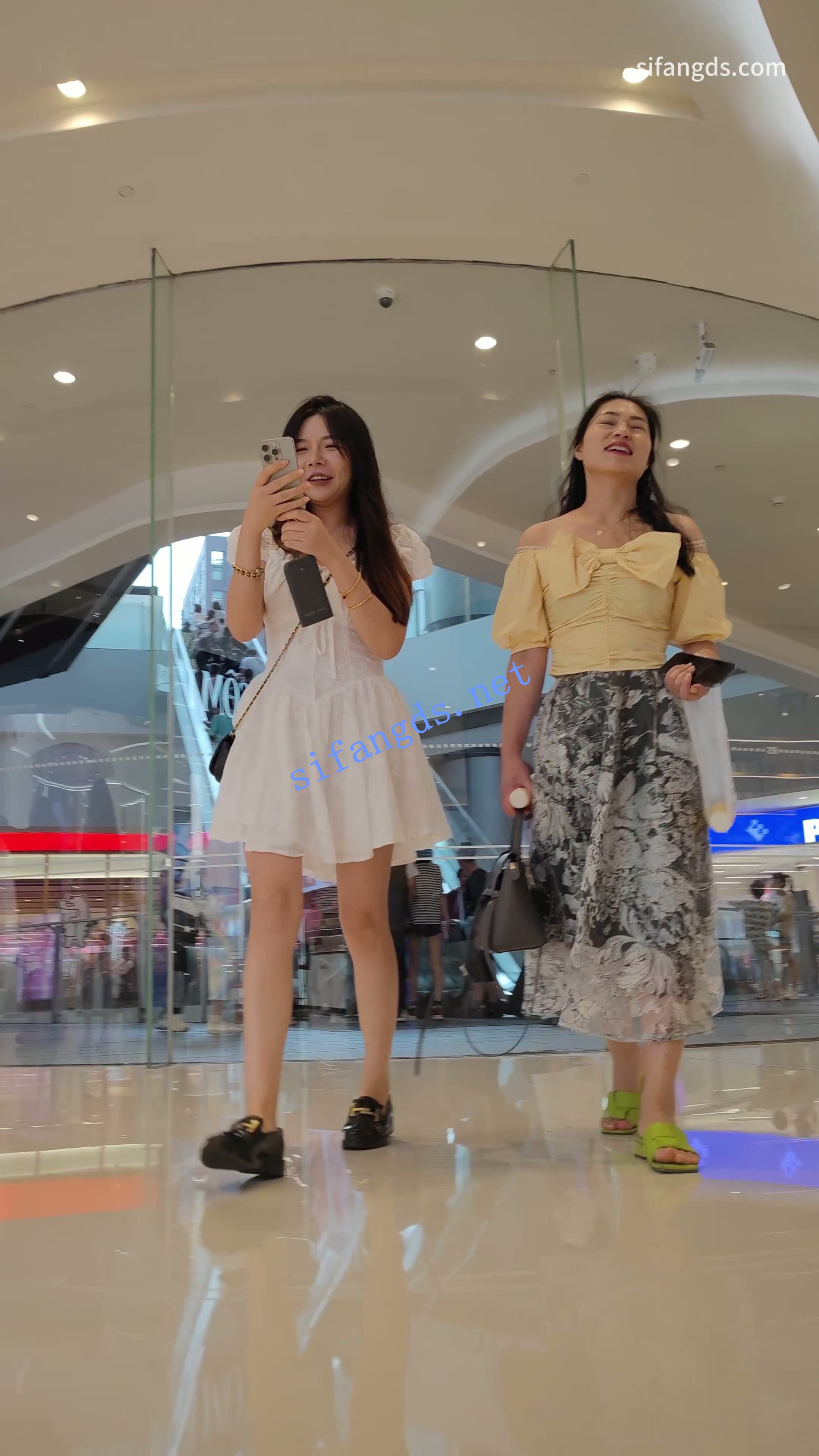 【CSCD】白色连衣裙小姐姐和闺蜜逛街，灰色内内-福利岛