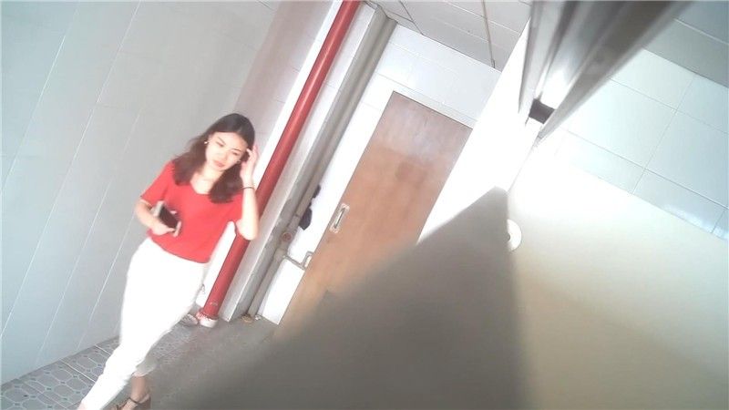 办公楼女厕隔板下偷拍红衣白裤美少妇❤️粉粉的鲍鱼看着就嫩