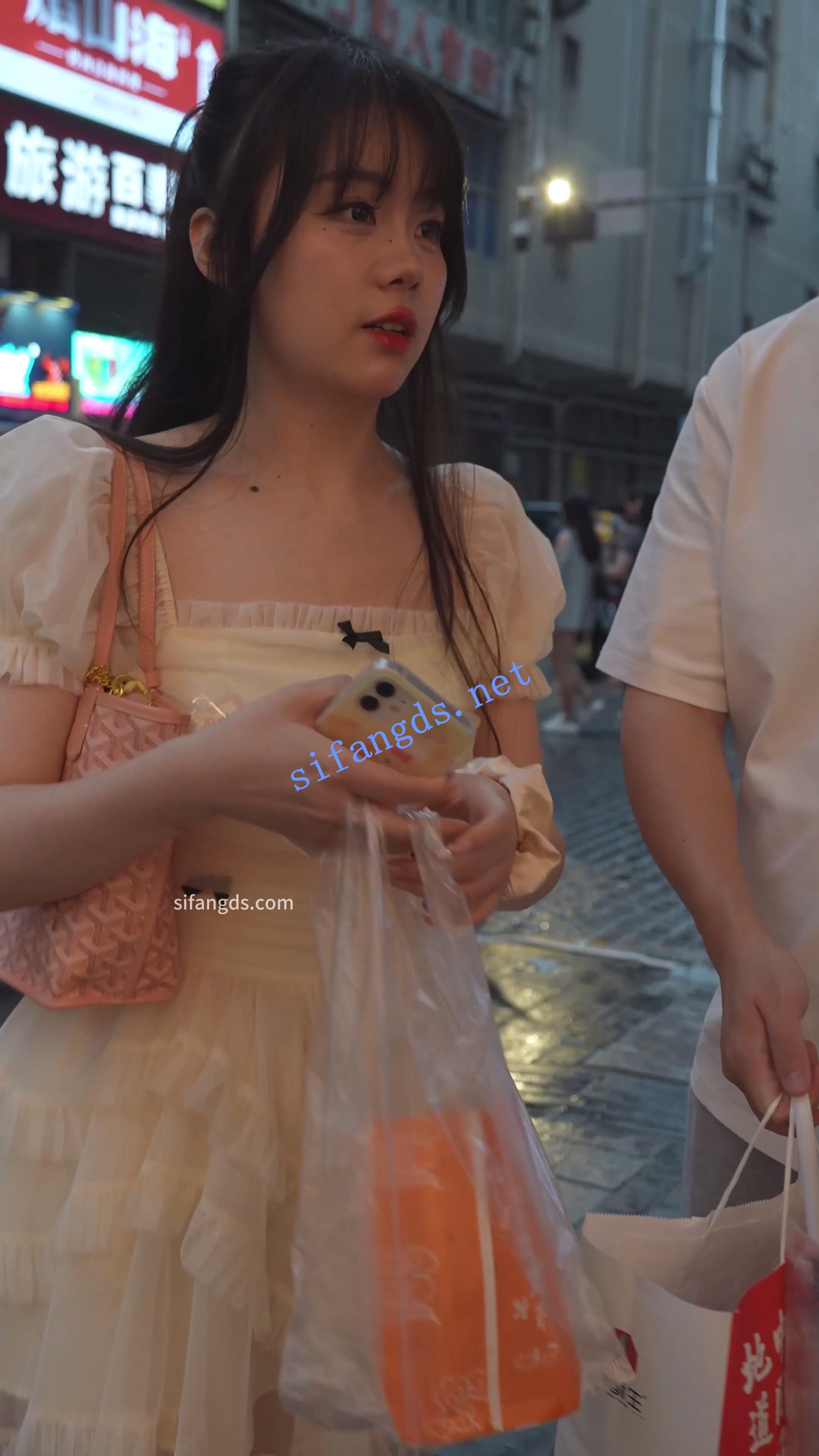 (BC-AA-470)蕾丝公主裙美女逛街..浅黄内配清凉高跟贴脸拍