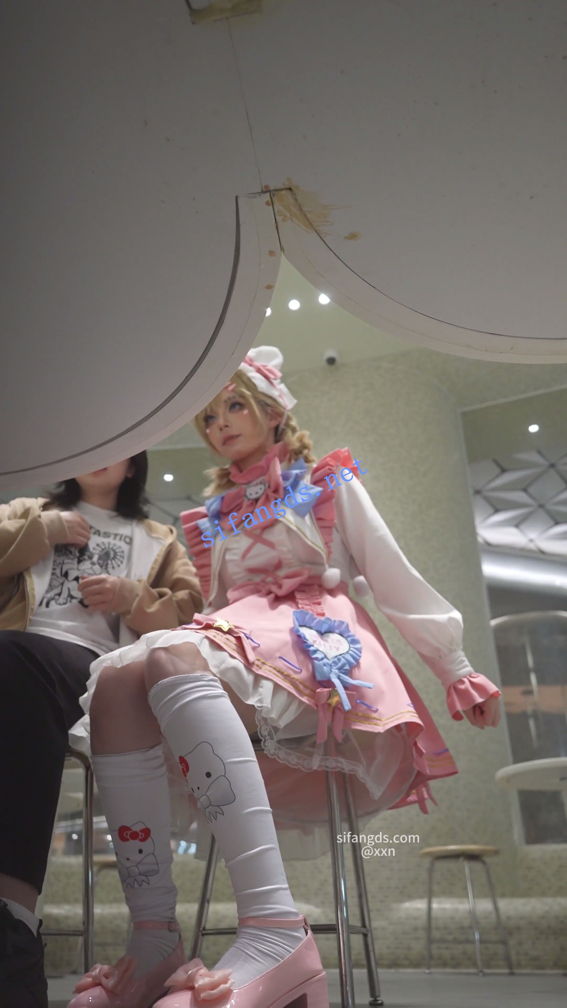 【xxn-315】第五人格cos萌妹拍抖音..蕾丝边黄内+桌下视角-福利岛