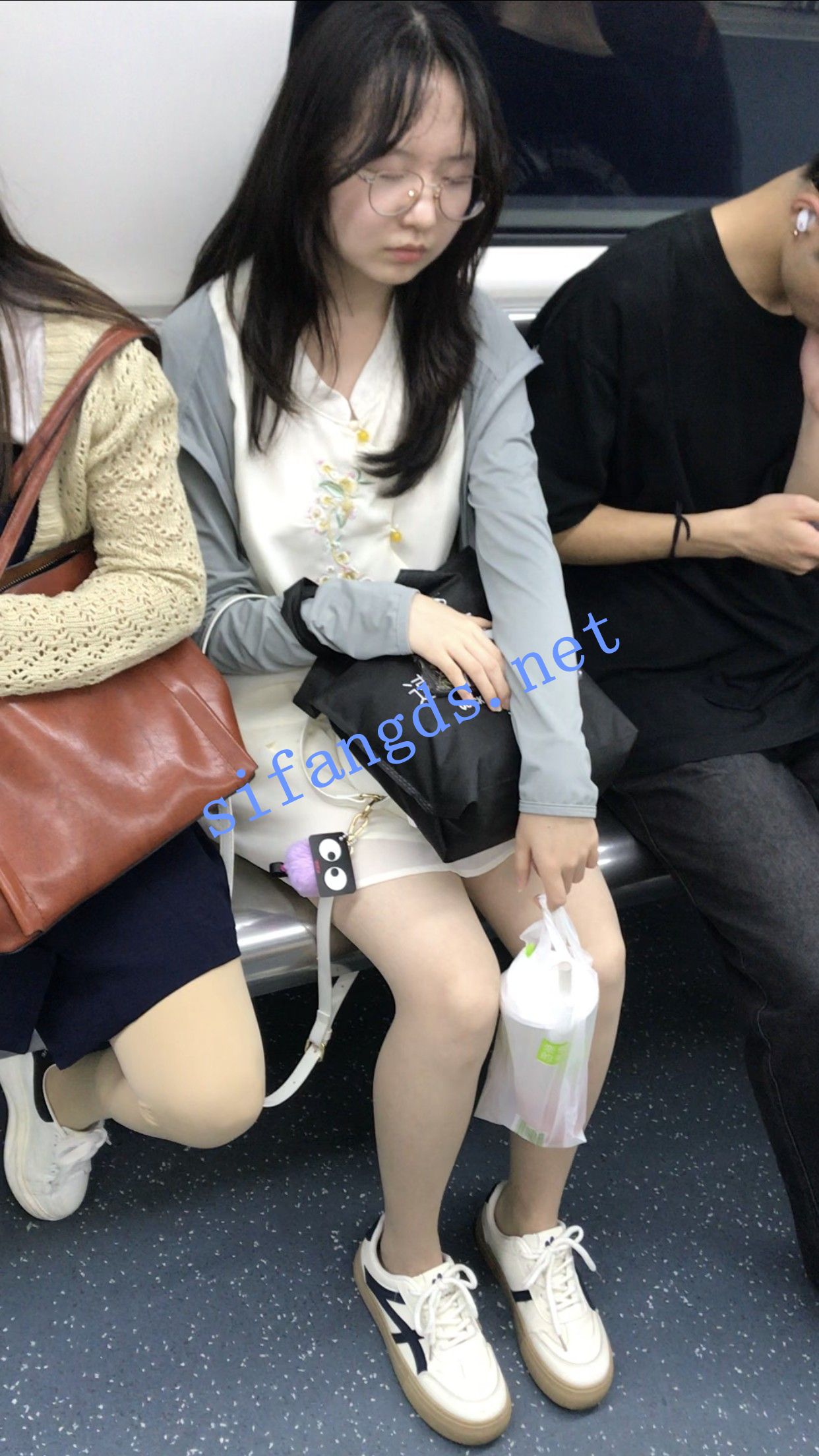 【TKCD】189.掀裙子开闪抄底肉丝可爱眼镜妹子