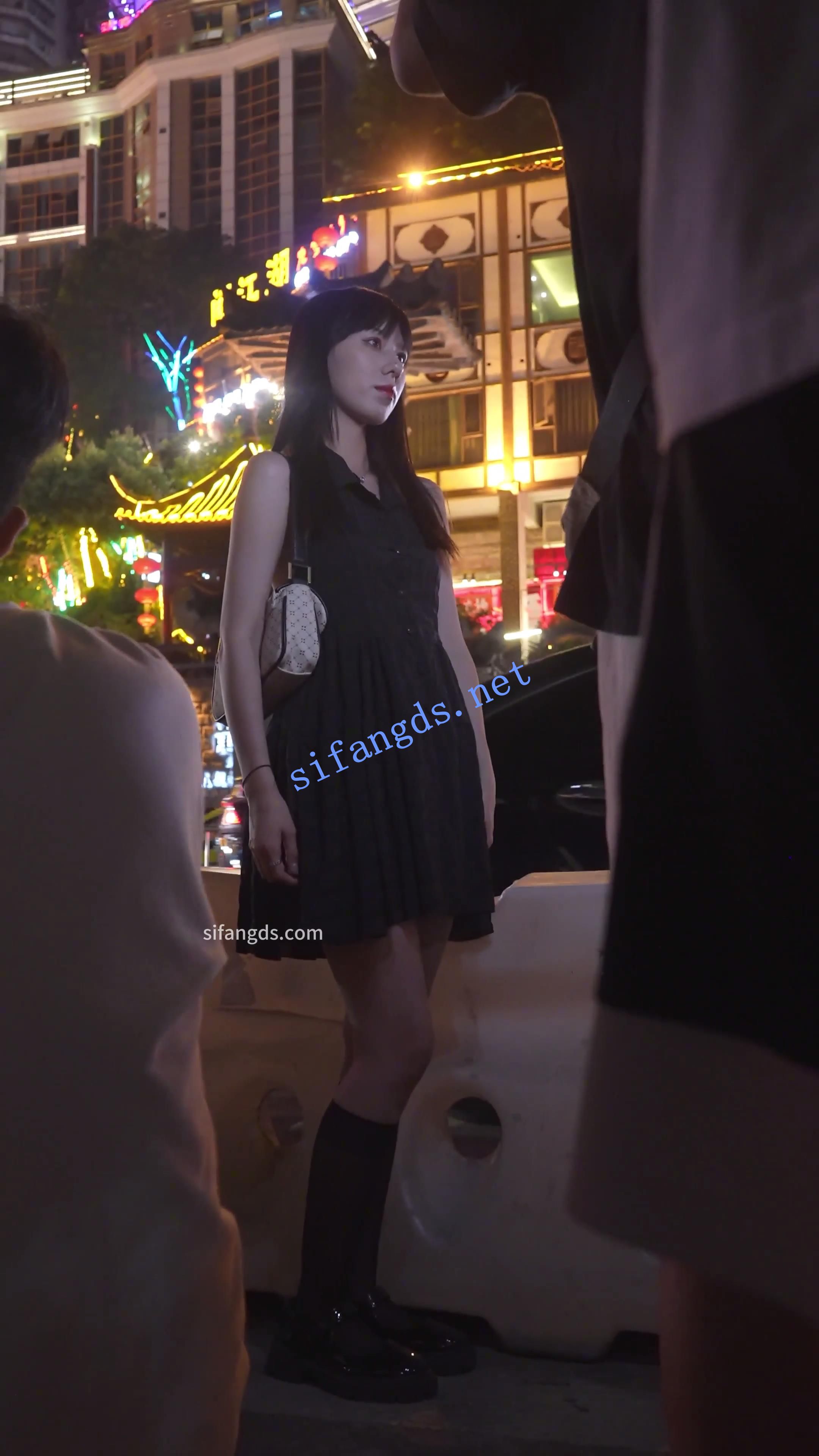 (BC-AA-469)露背裙美女景点拍照..专注聊天被前后CD白内