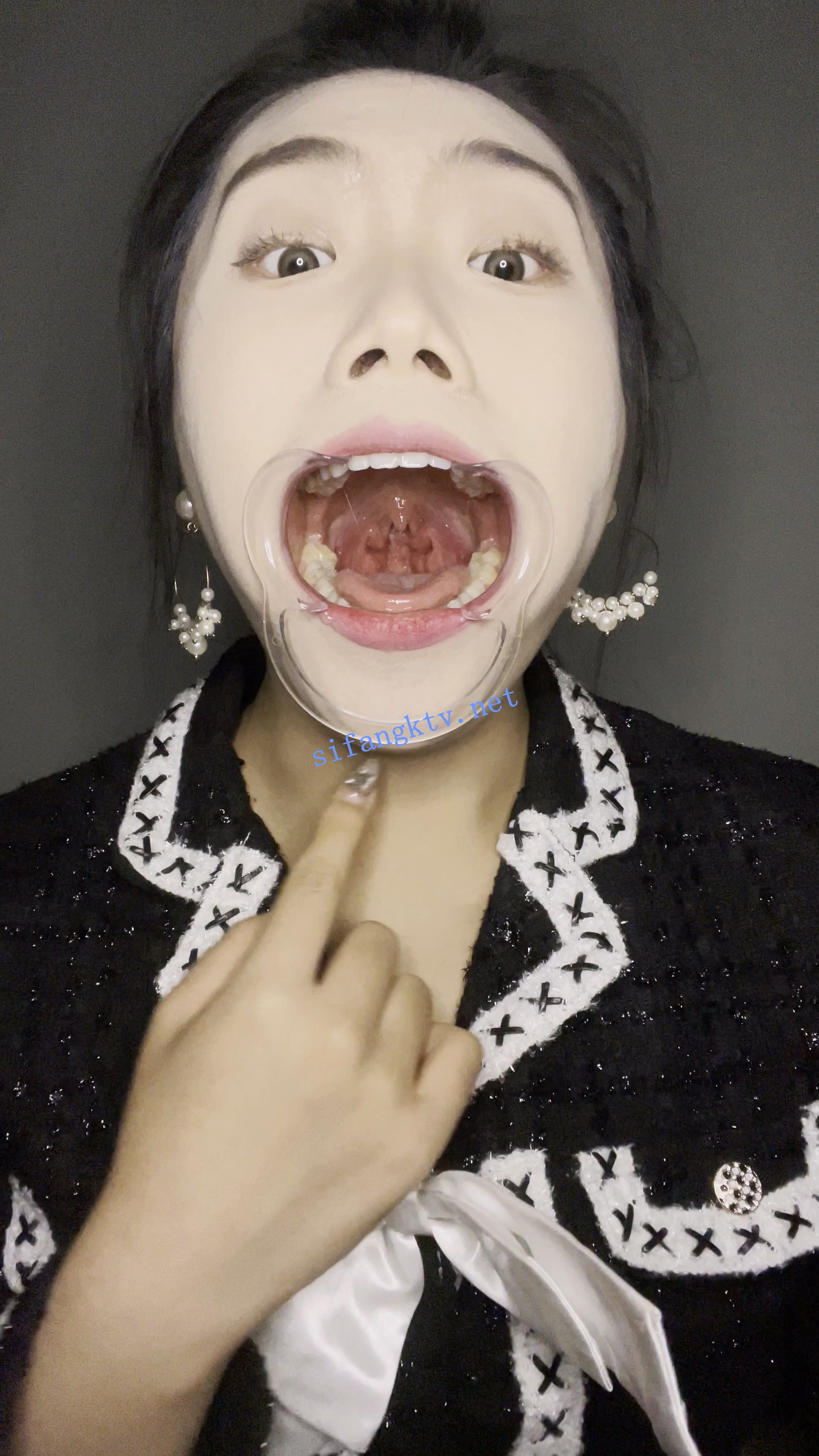 ஐ恋物癖ஐ居家秀气妹子口腔开口器 舔舌头 口水 催吐合集