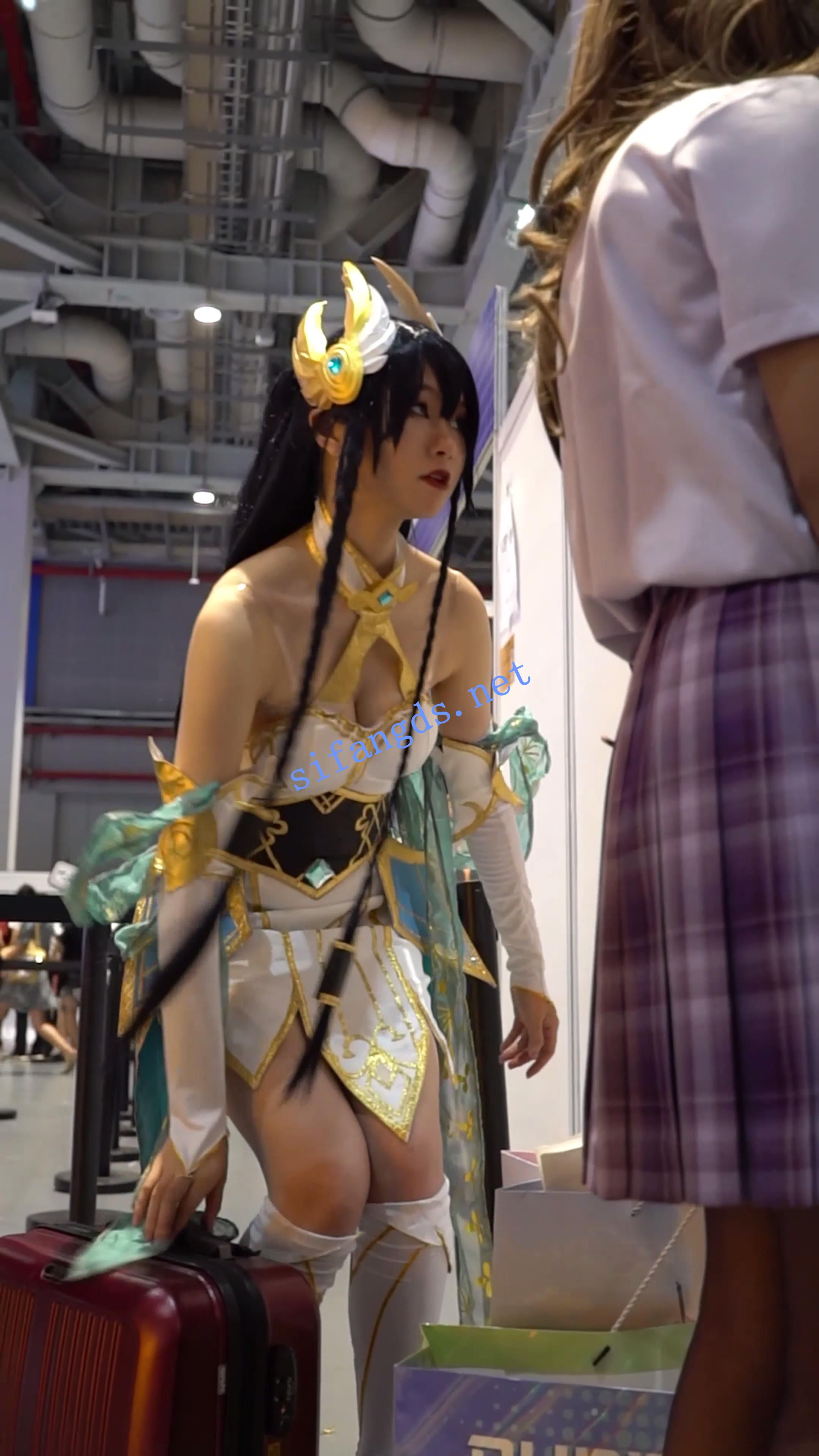 【xxn-149】古装cos小姐姐逛街..弯腰半个屁股都露出来了