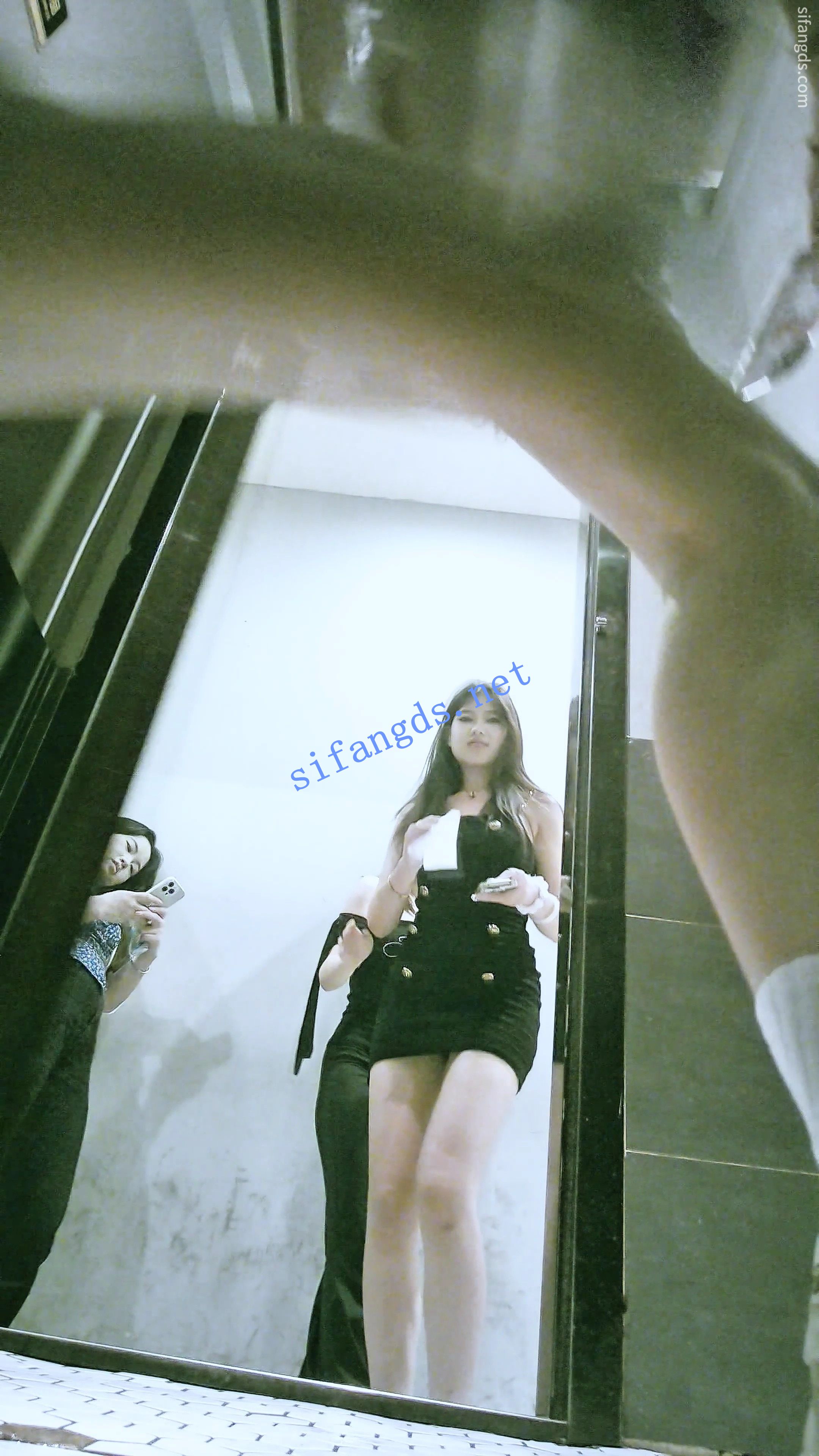 ✅【厕拍】全景后拍极品高颜值 黑色连衣裙 美女