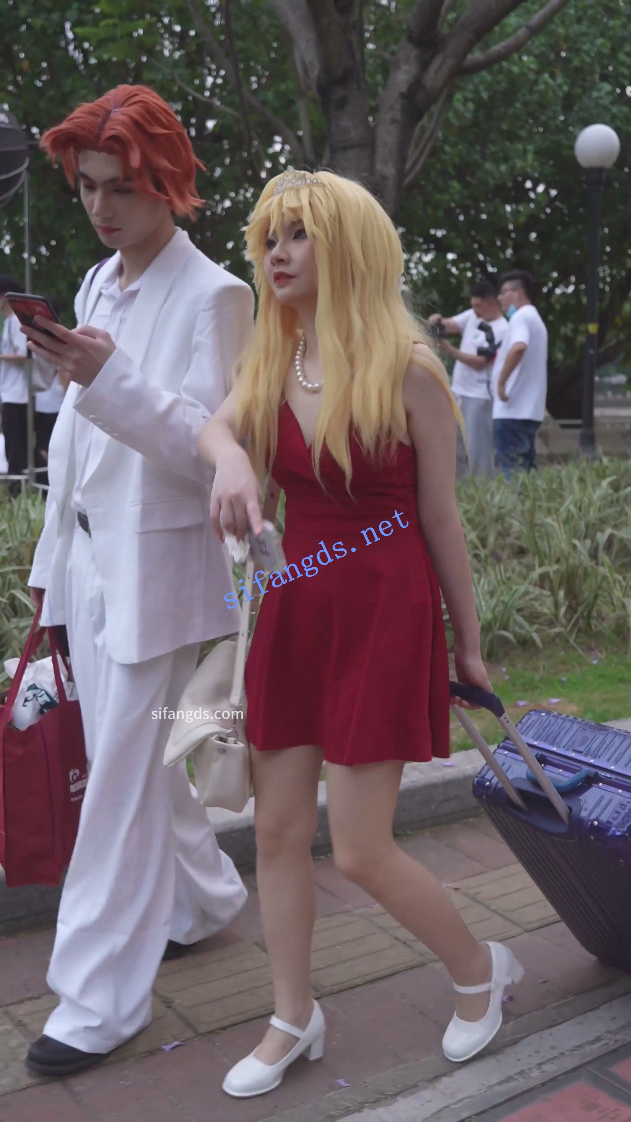 【xxn-312】吊带红裙金发美女..蕾丝边可爱卡通内一路跟拍-福利岛