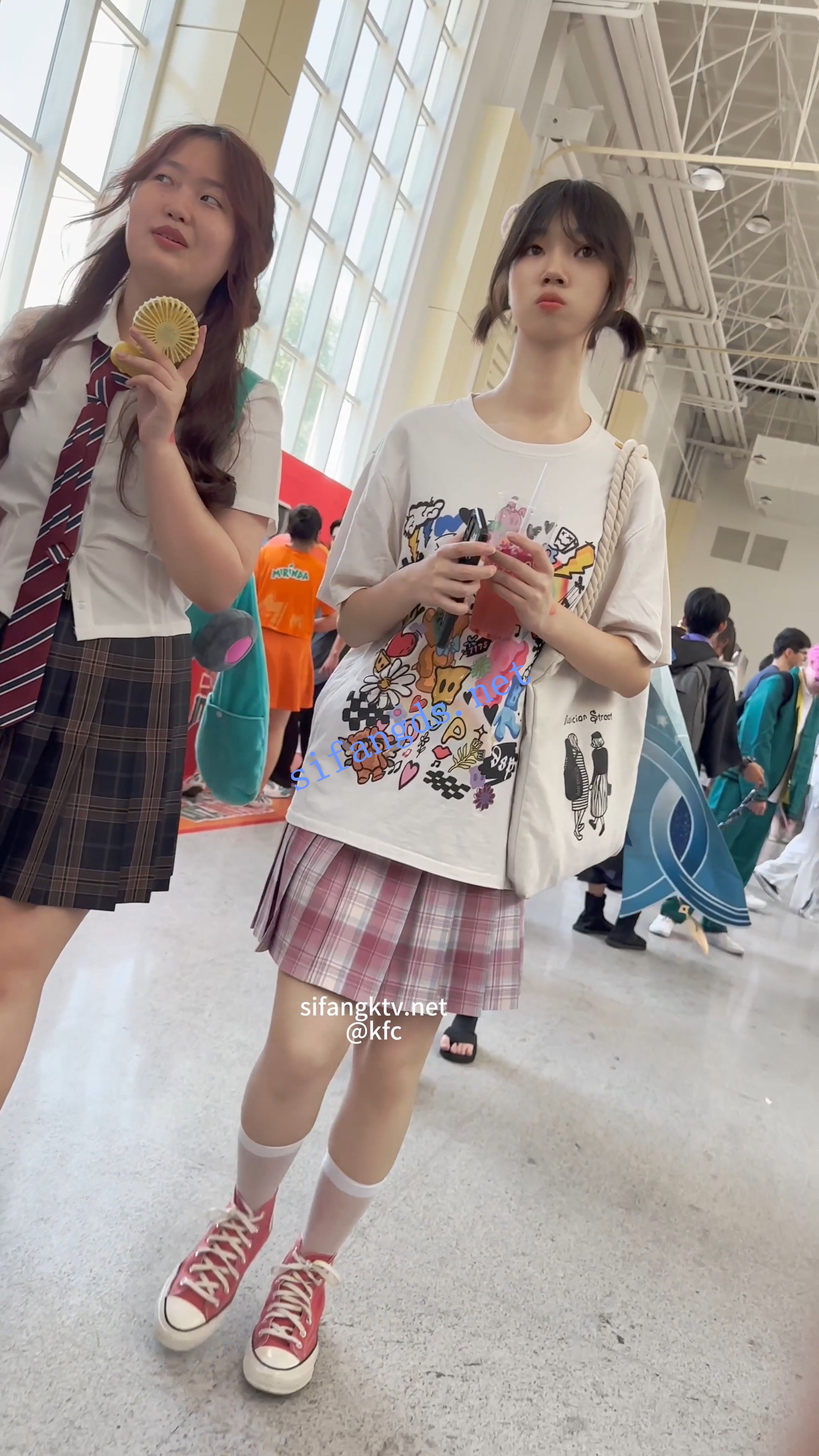 【KFC】双马尾JK萌妹独自逛街。白丝短袜，蓝色内内前后CD