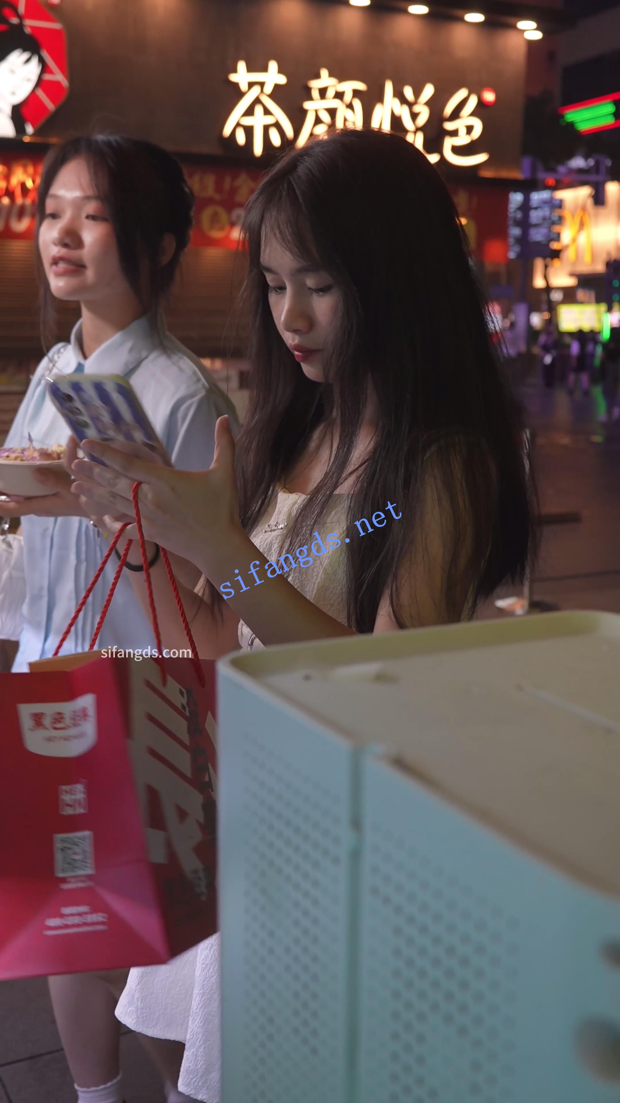 (BC-AA-376)抄底逛夜市的吊带白裙小姐姐..内裤脏了夹出13缝