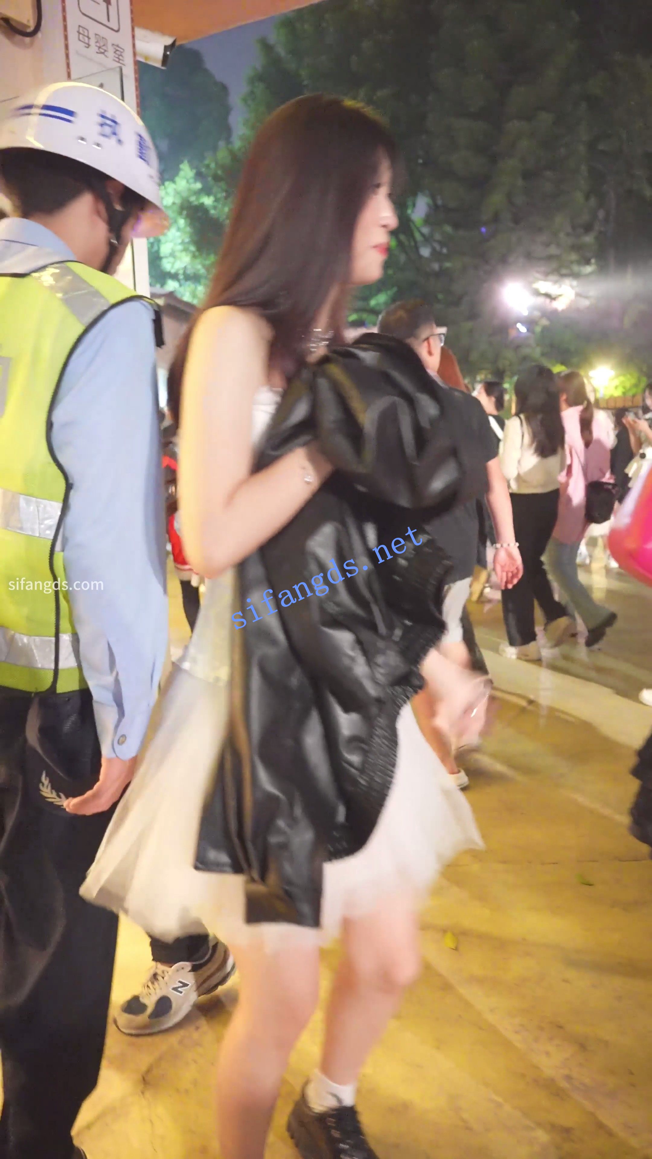 (BC-AA-581)游乐园抄底蕾丝白裙小姐姐..无痕粉内屁股光滑-福利岛