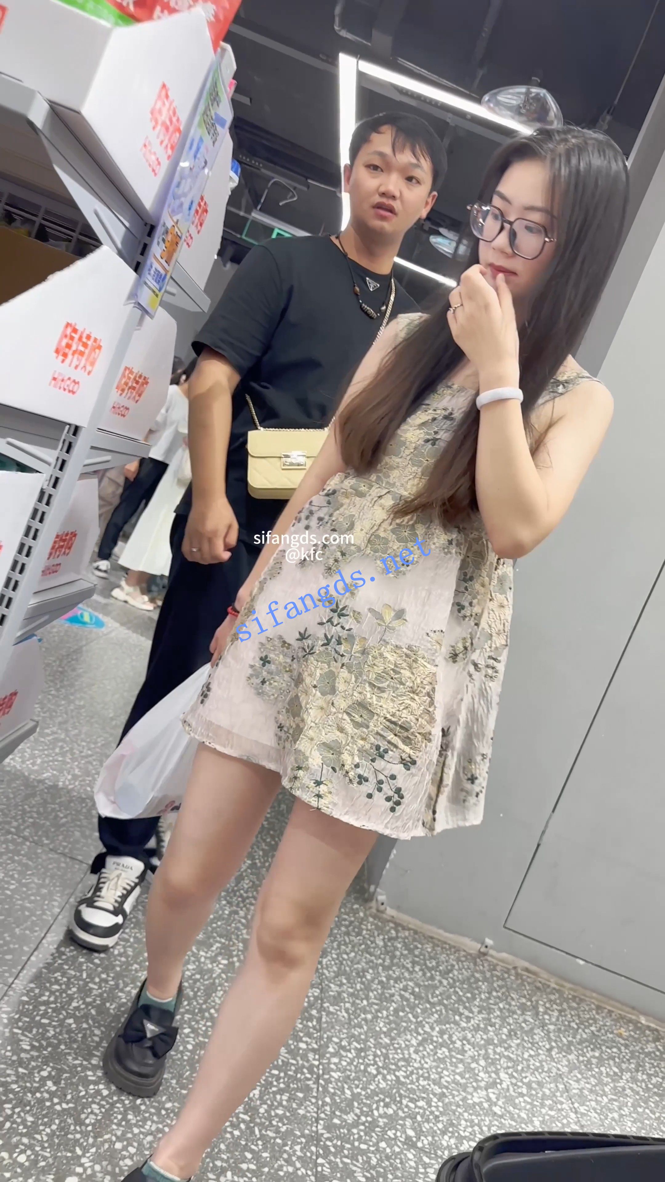 【KFC】吊带长裙靓女和胖男友逛街。灰色内宽松裙上下通透