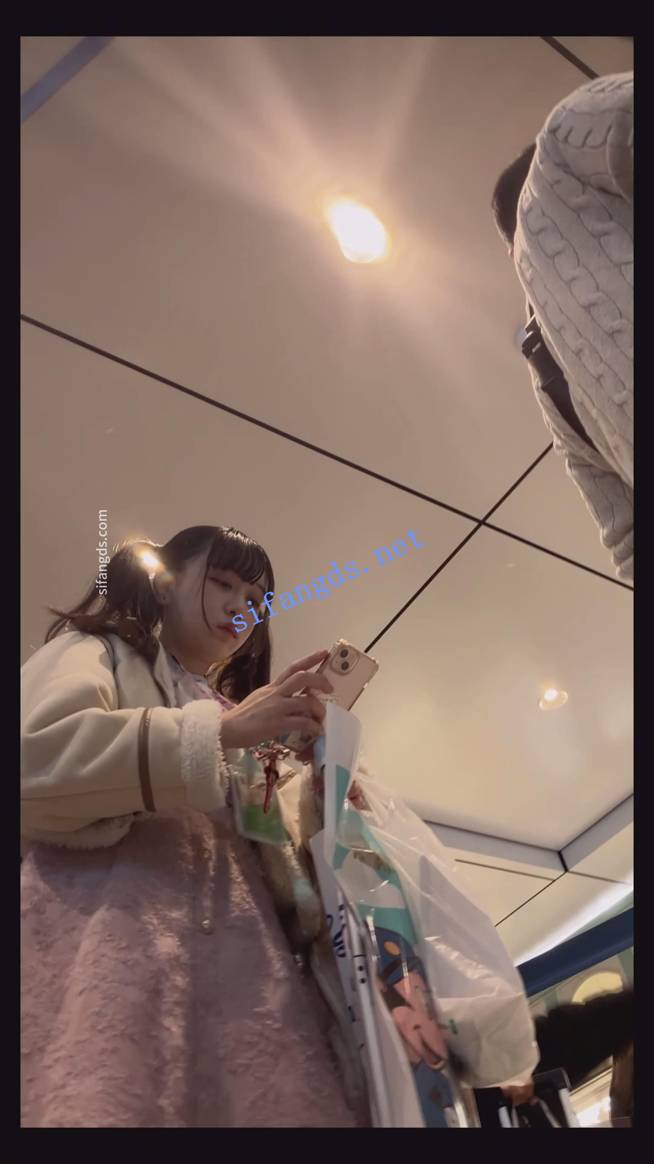 【日产精选】009地铁CD气质美女透明蕾丝内+可爱小姐姐