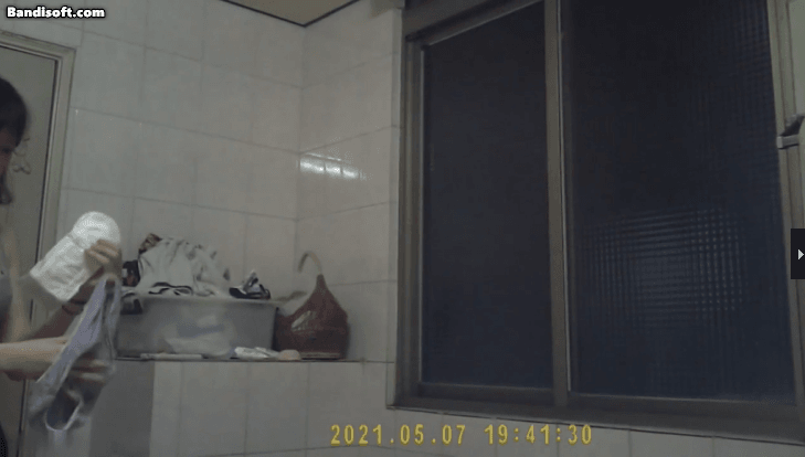 【洗澡偷拍】猥琐男偷拍表妹洗澡换卫生巾还带血-好赞福利