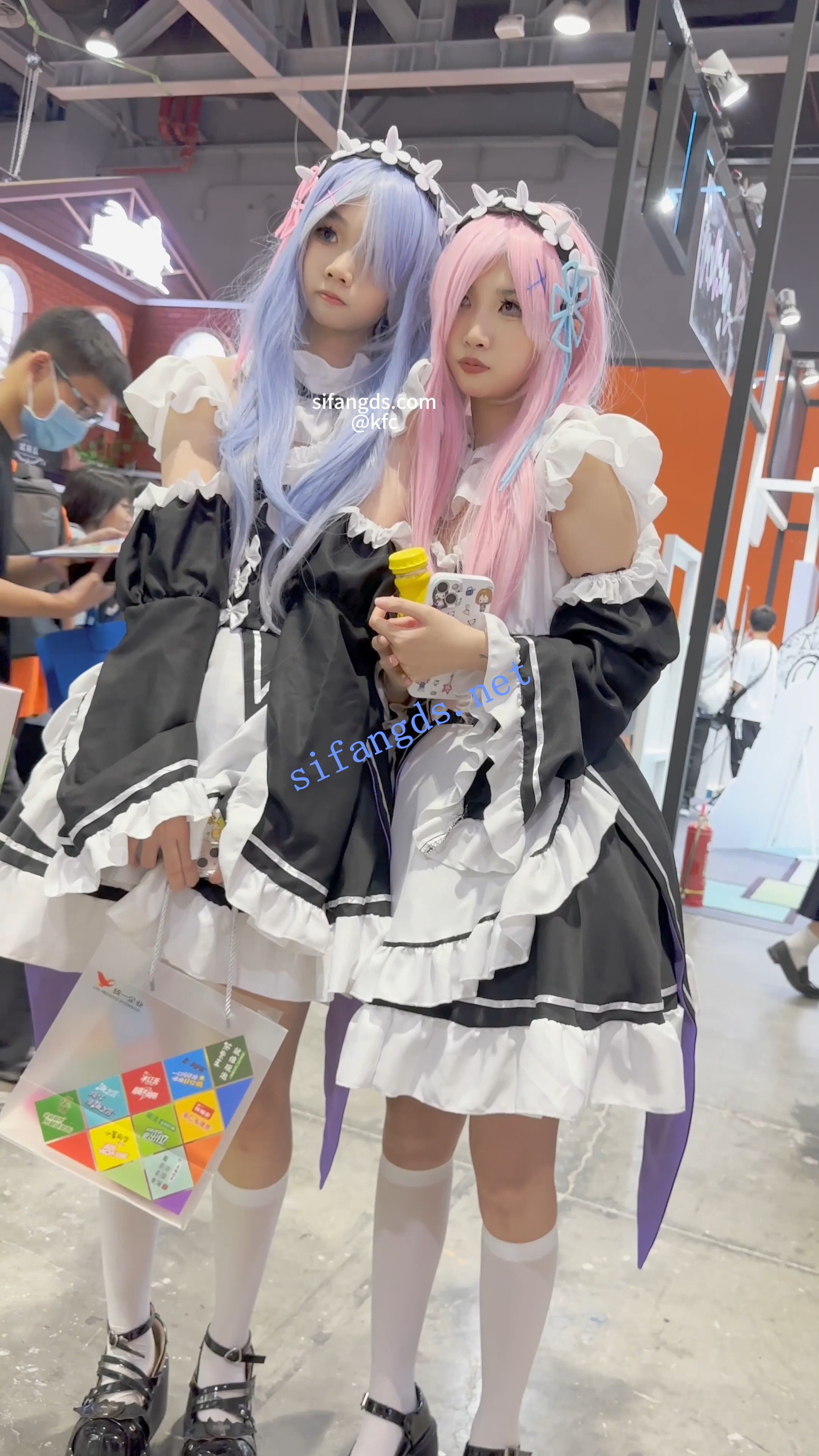 【KFC】两个拉姆蕾姆学生妹逛街。蓝色内半透绿内一箭双雕