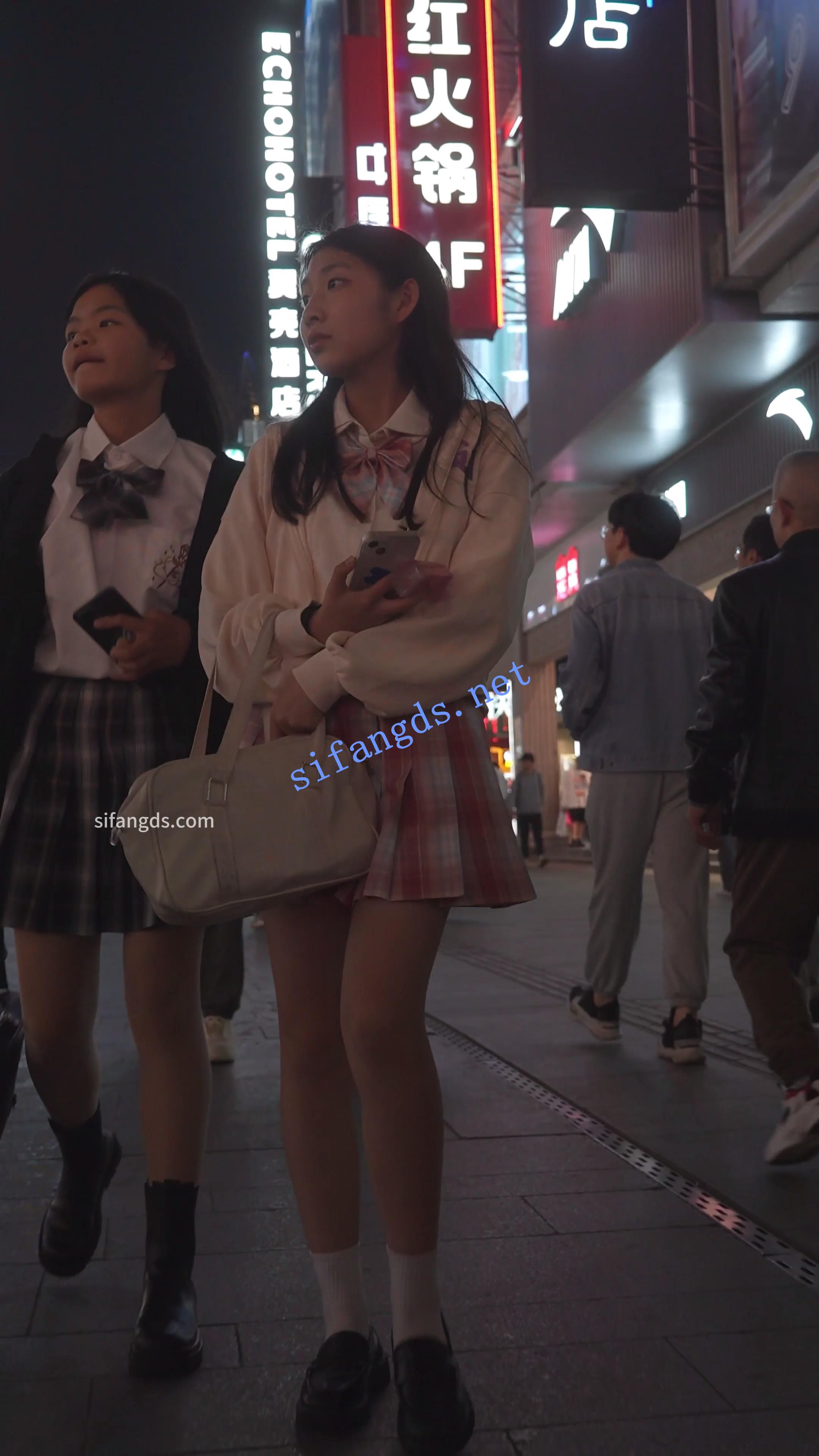 (BC-AA-379)制服jk学妹镜头前弯腰..屁股夹住花窄内上楼梯