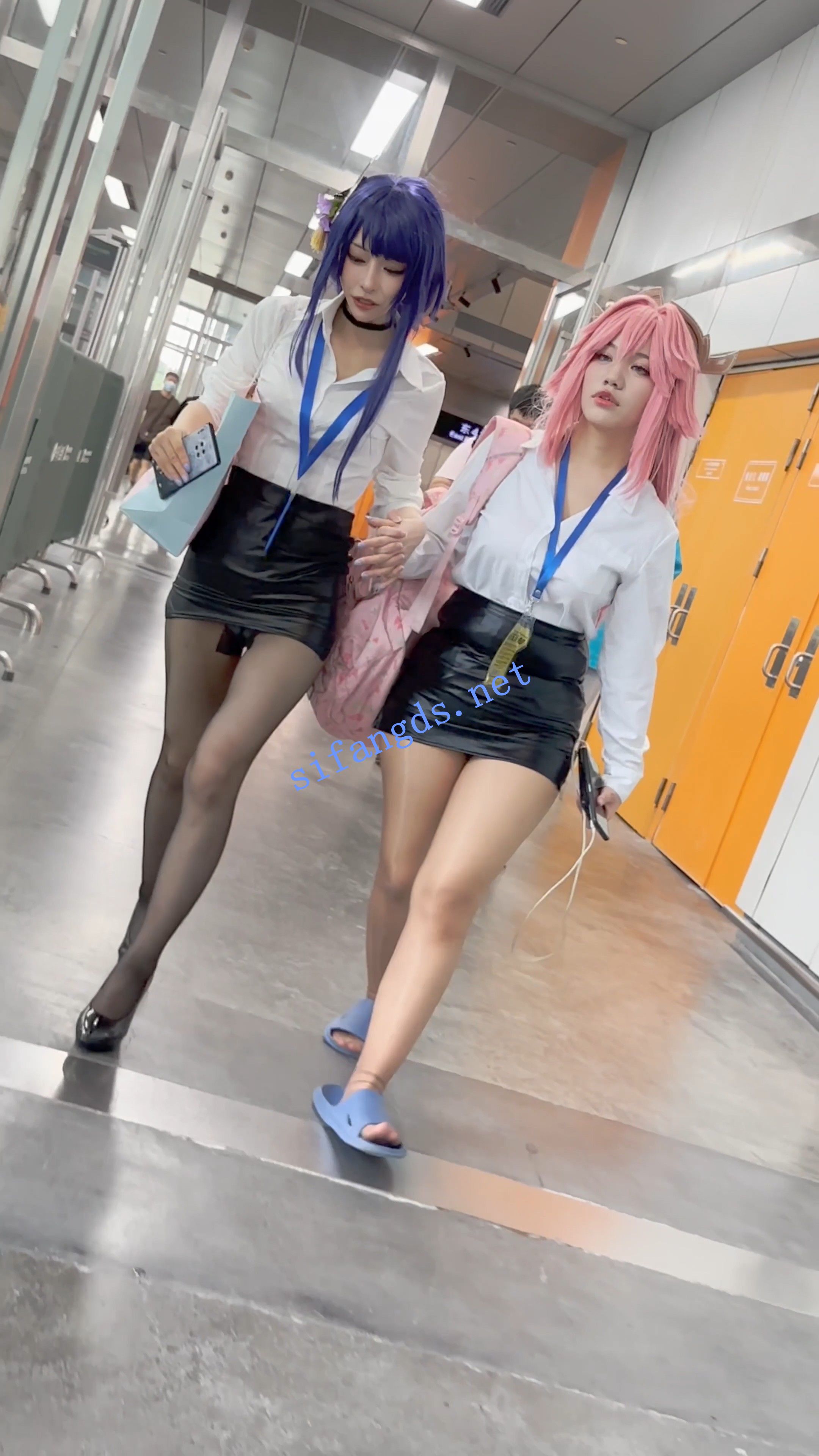 【KFC】超短裙COSER·裙子太短·平视就能看见黑丝袜白内露出