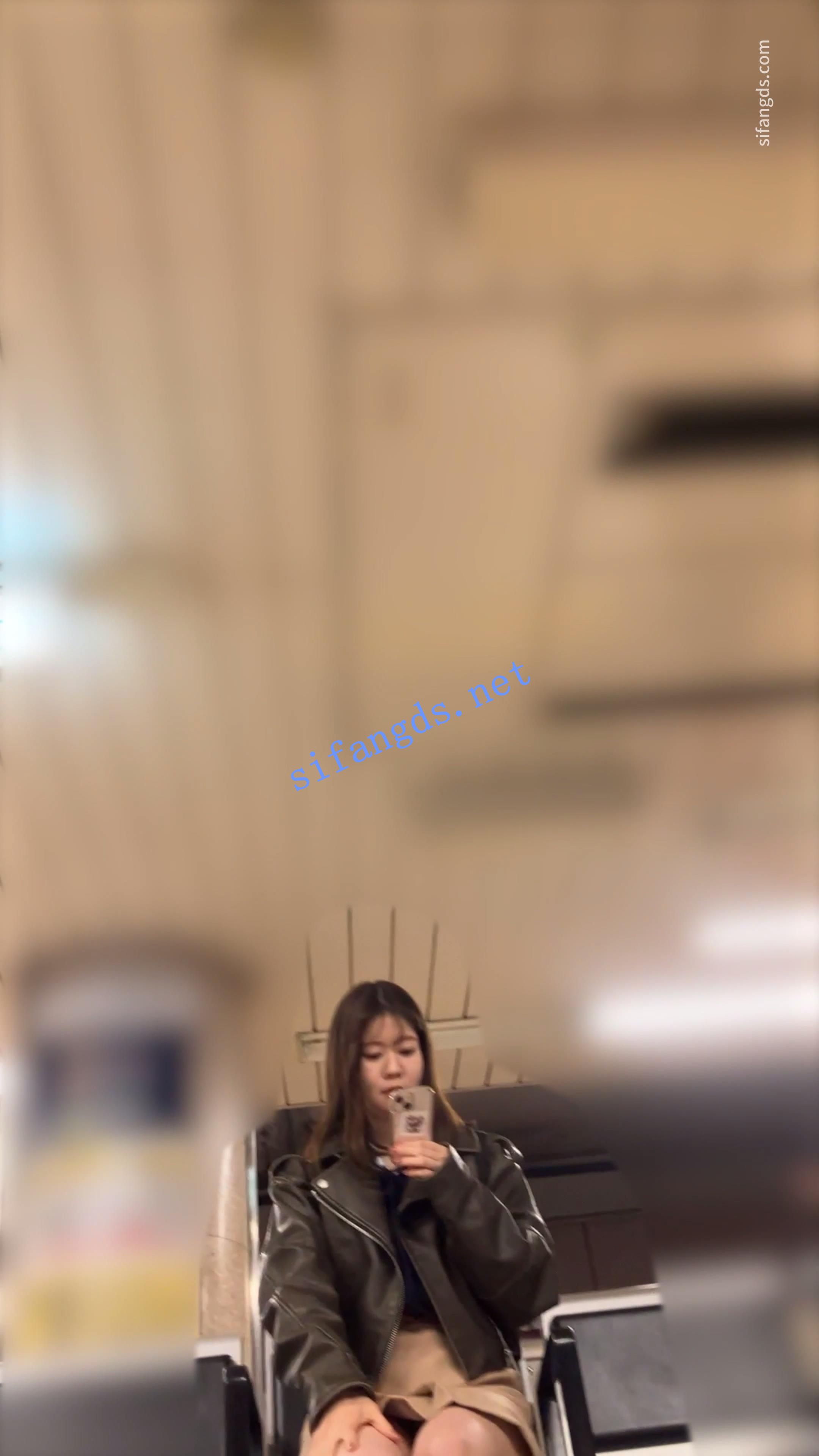 【日产精选】033美女冬天羽绒服百褶裙配丁字裤散发骚气