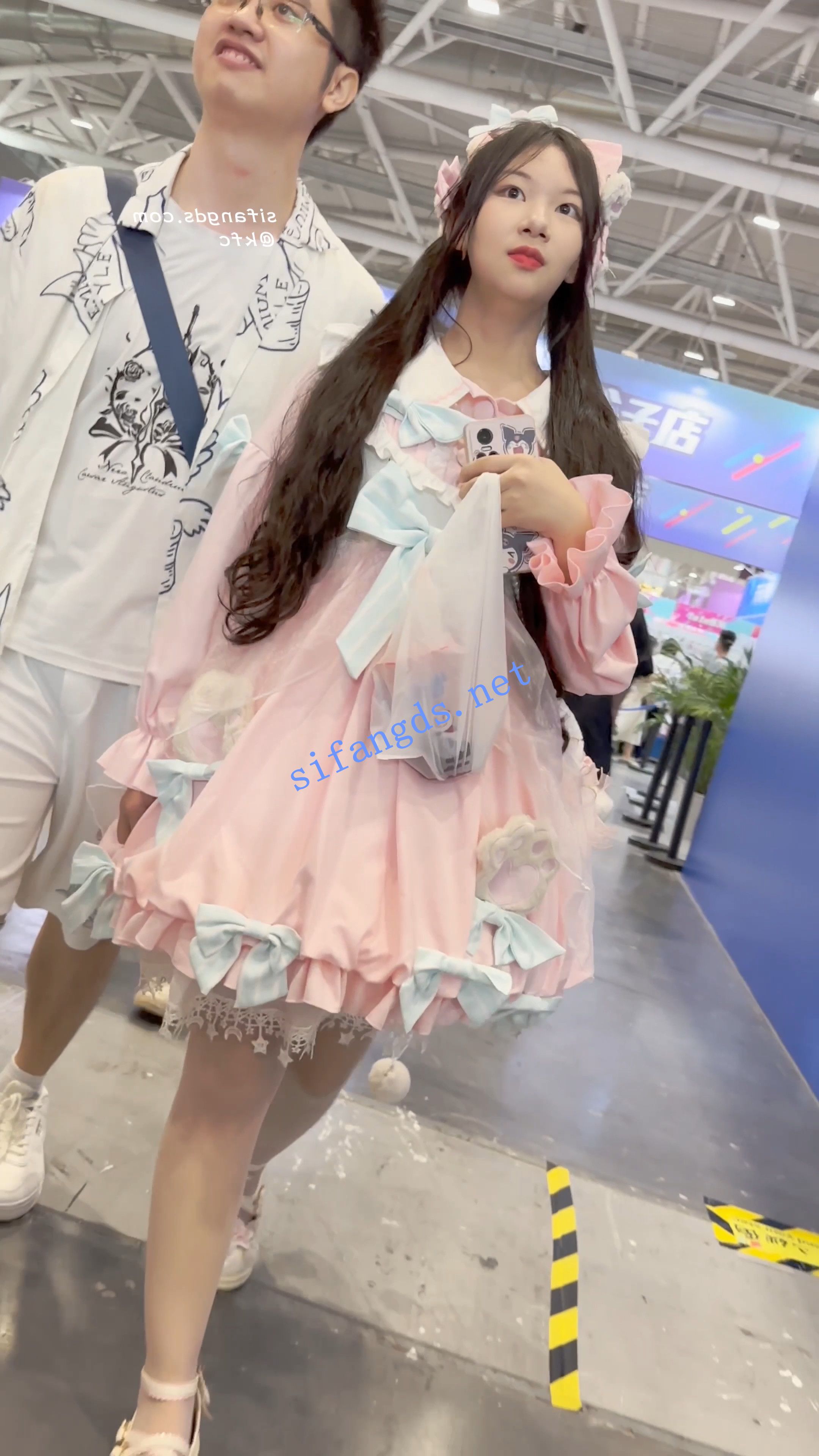 【KFC】洛丽塔裙学生妹和男友逛街·白丝袜淡绿色内内前后CD-福利岛