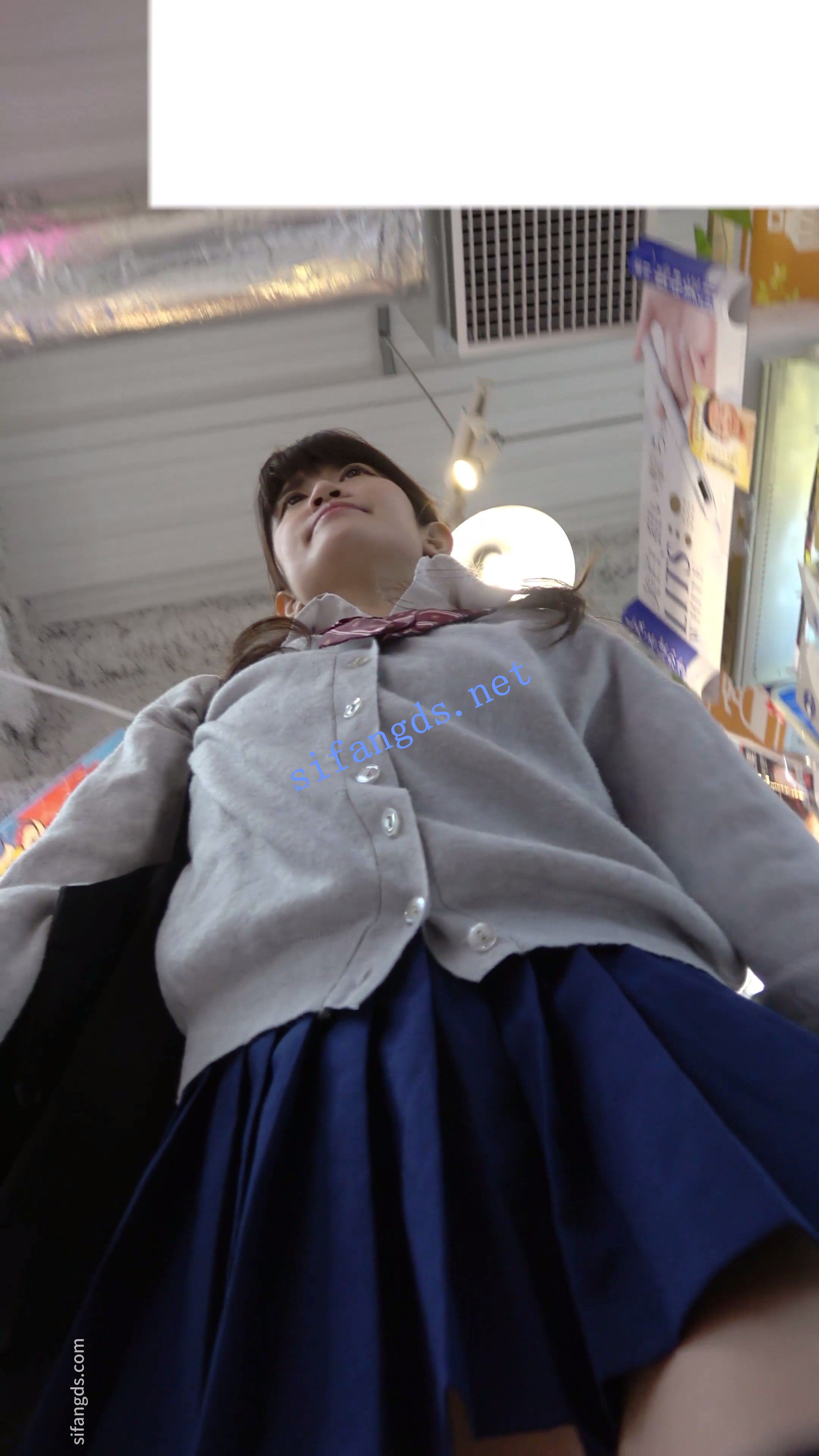【日产精选】060扶梯抄底jk小姐姐丁字裤两侧露毛连在一起