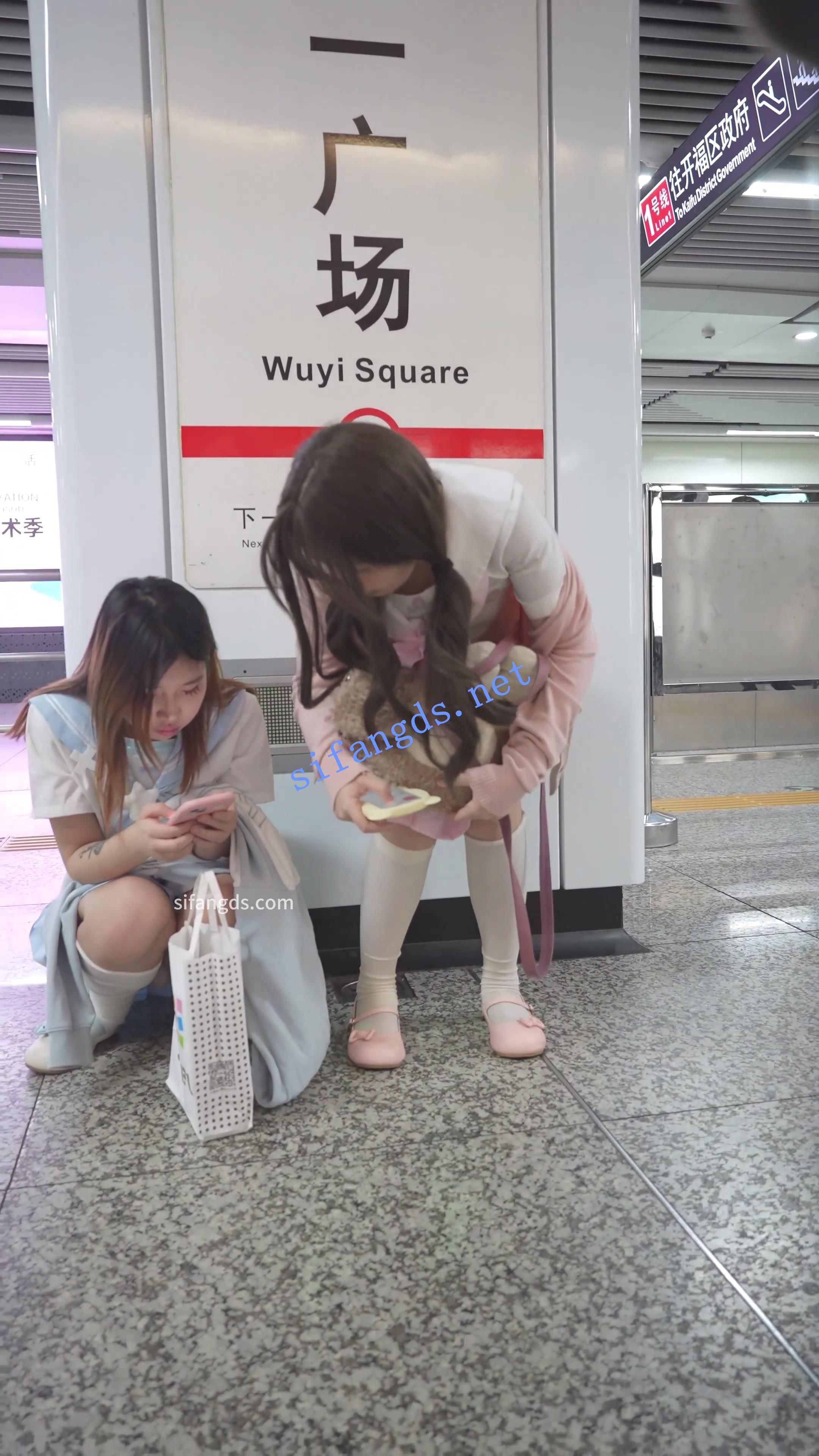 (BC-AA-382)一箭双雕制服jk小姐姐..蹲下走光..透心凉前后CD