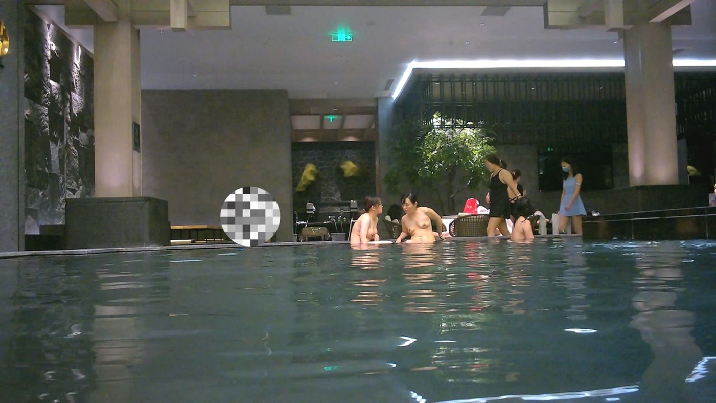 《贵在真实✅极限偸拍》女人坑女人！温泉洗浴女宾淋浴浸泡区内部曝光4K，各种诱人胴体专挑年轻的拍，美女冲逼的姿势有点搞笑