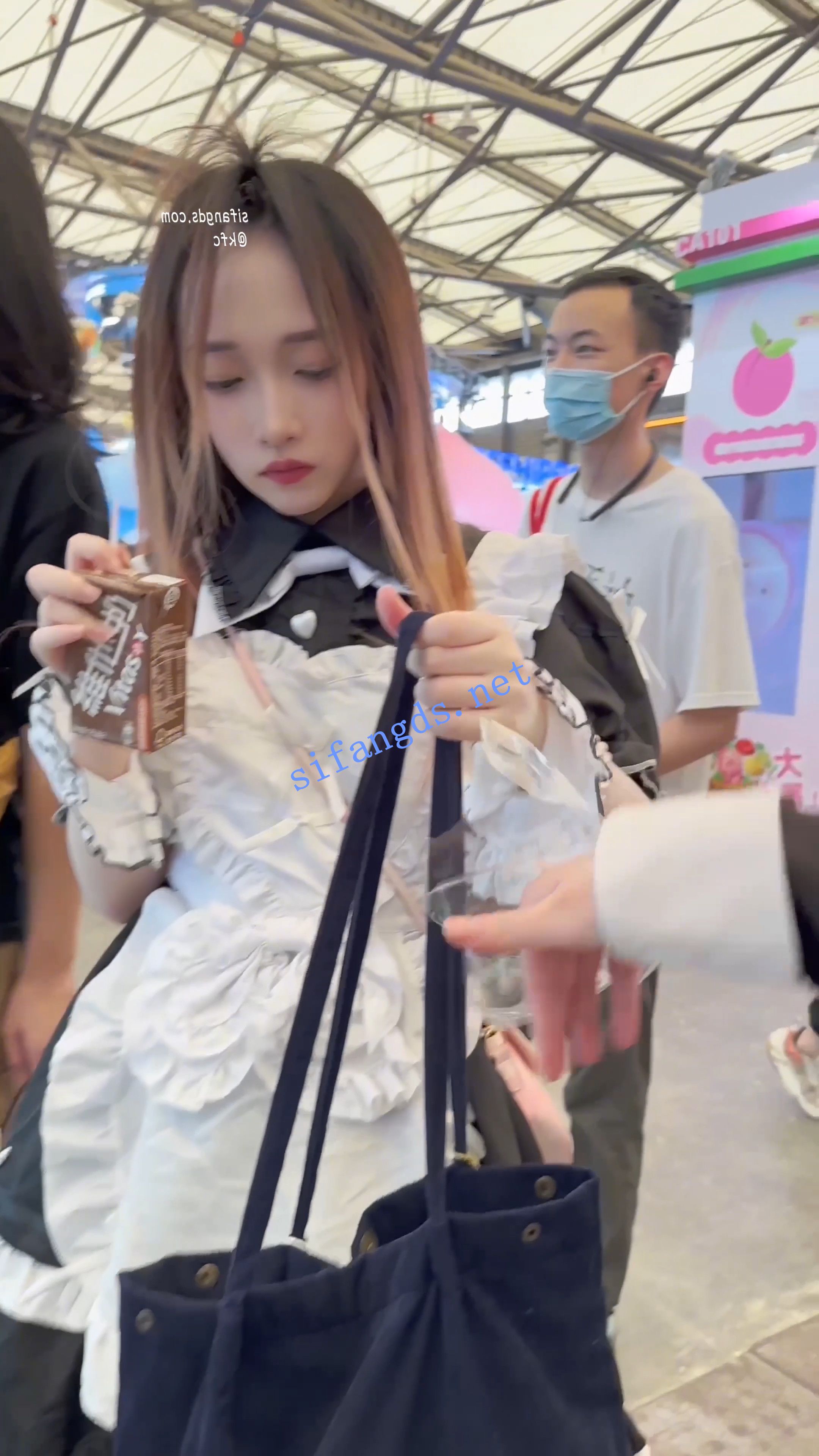 【KFC】女仆裙学生妹和闺蜜逛街拍照·吊带丝袜粉色内内性感