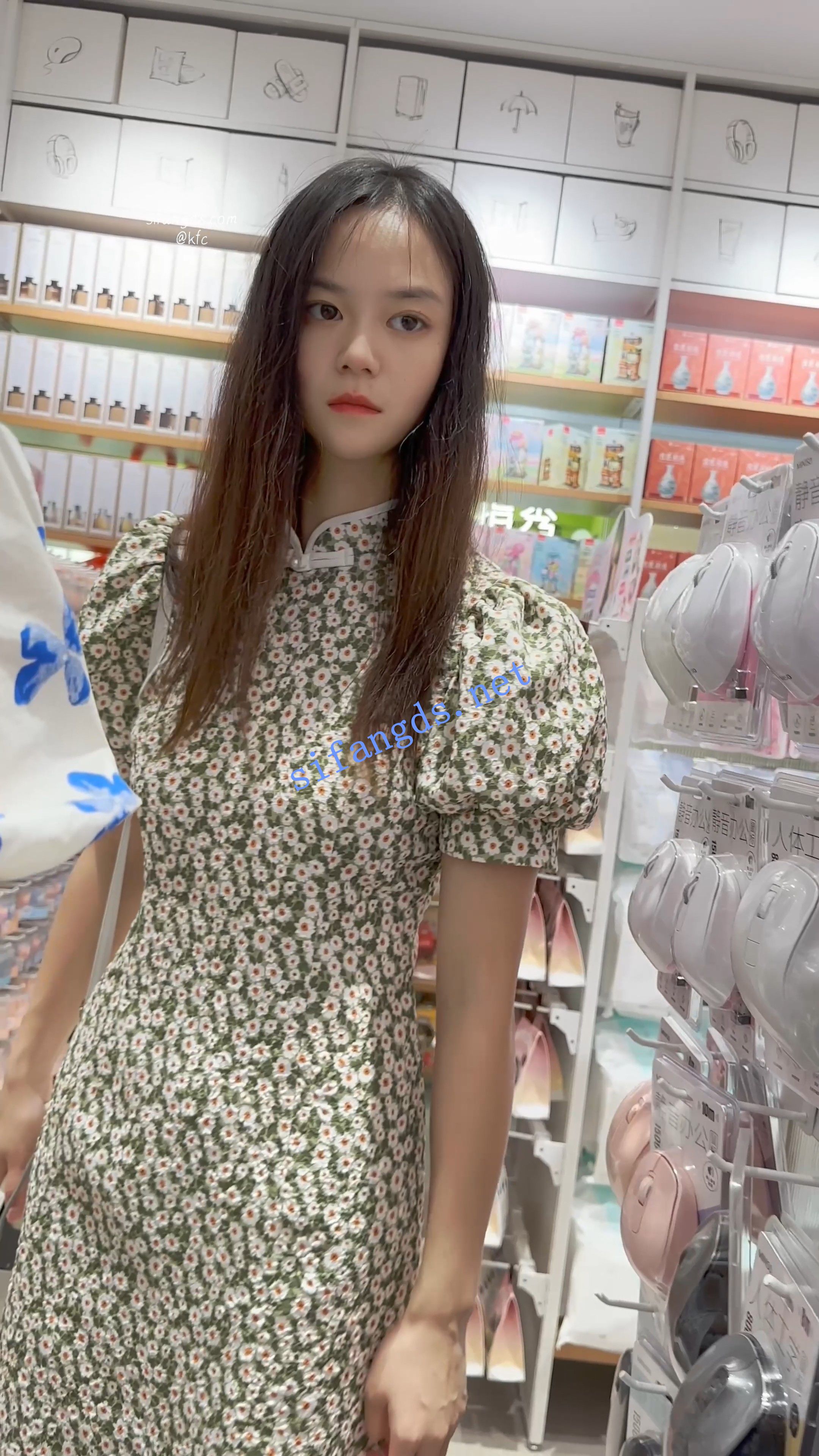 【KFC】长裙大眼靓女和闺蜜逛街买东西。白色内内前后CD