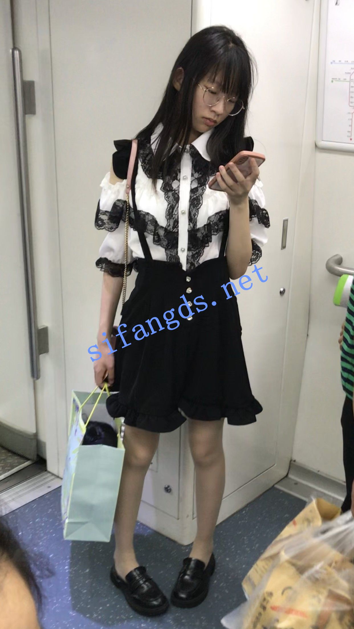 【TKCD】181.扶梯开闪抄底可爱肉丝眼镜小姐姐