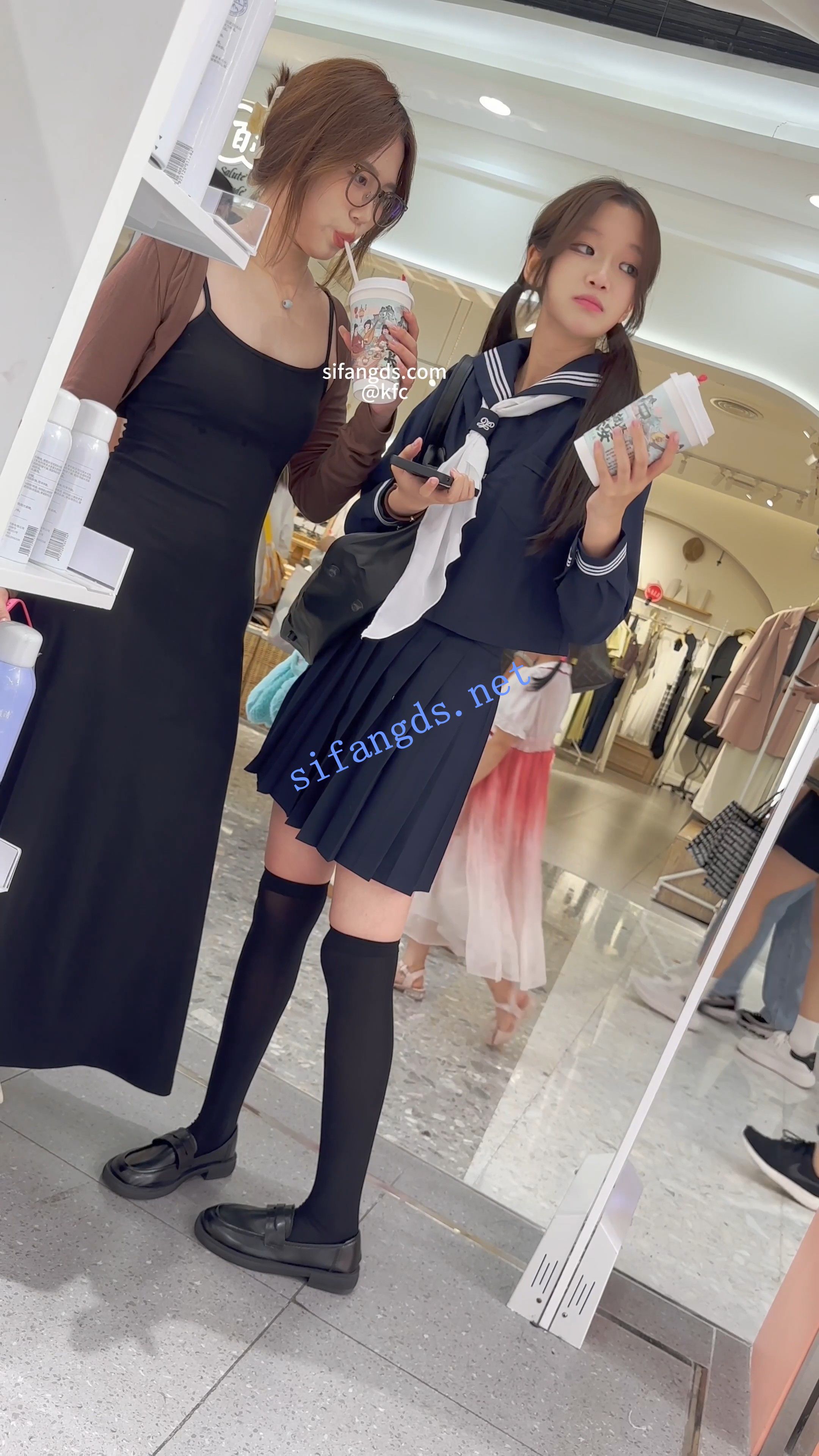 【KFC】JK双马尾甜妹和闺蜜买不起美妆在纠结。过膝袜白内CD