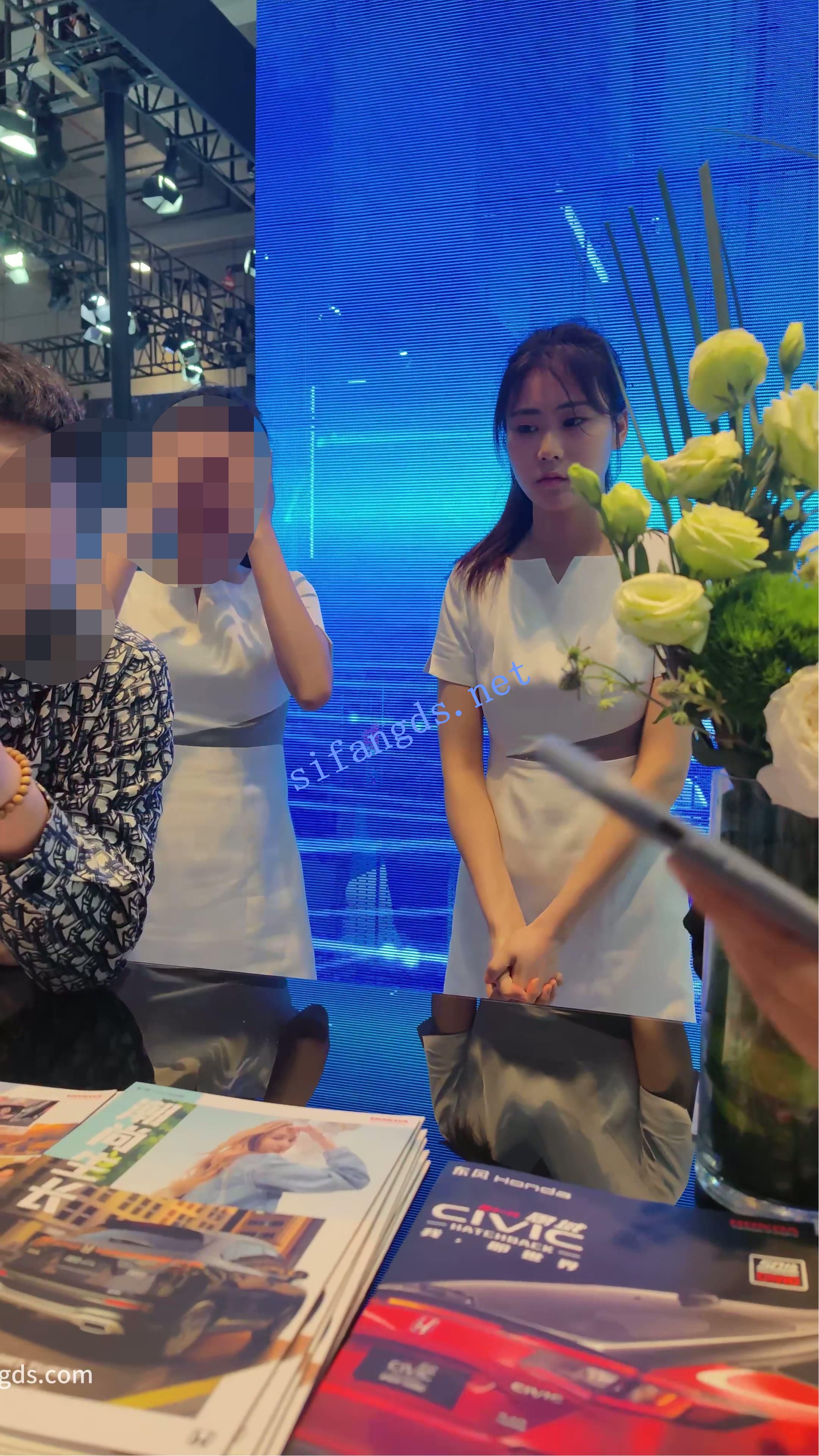 【CSCD】车展礼仪小姐姐专心接待顾客后面抄底,灰色内-福利岛