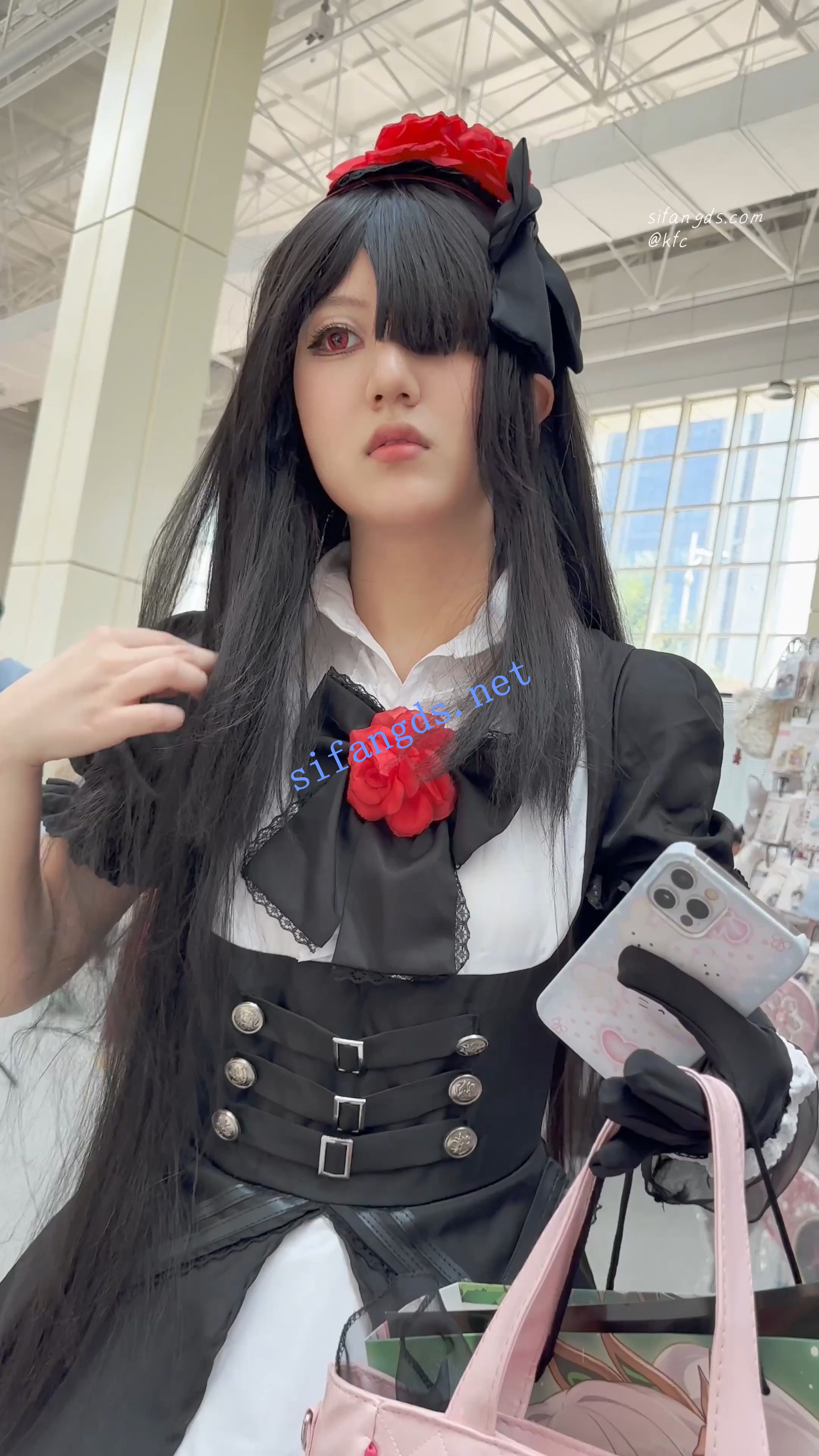 【KFC】洛丽塔裙学生妹独自玩手机·丝毫没察觉脚下的CD相机-好赞福利