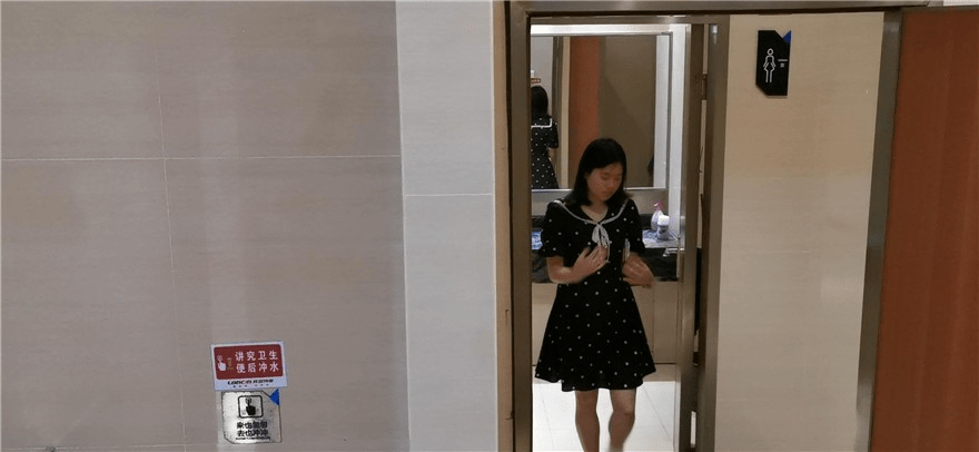 商场女厕拍到一个斑点连衣裙妹子,拥有一个极品微毛光滑粉嫩暴鱼,每个见到它的人都忍不住夸赞这鲍鱼真美