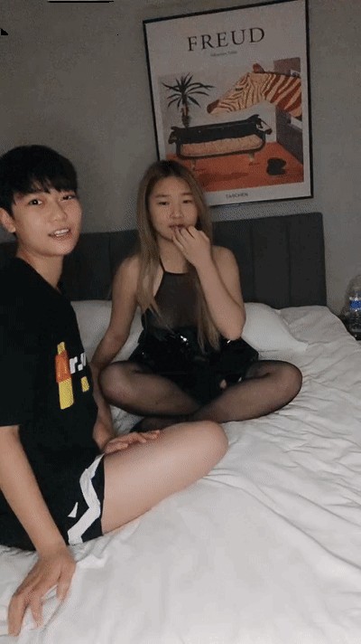 真实女同！金手指让女友满足！多毛骚逼震动棒磨阴蒂，手指插入一顿扣，手法不错，搞的妹妹受不了