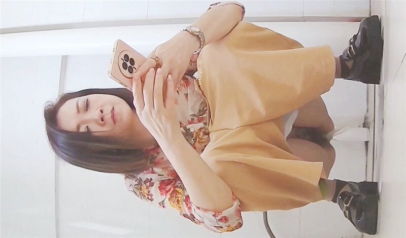 大神潜入办公楼女厕全景偷拍两位熟女同事❤️肥美的小黑鲍鱼