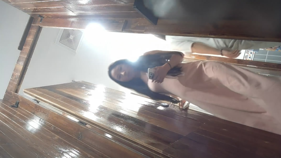 六月流出新系列❤️夜总会女厕高清后拍小姐尿尿喝高了口吐黄龙的长裙靓妹