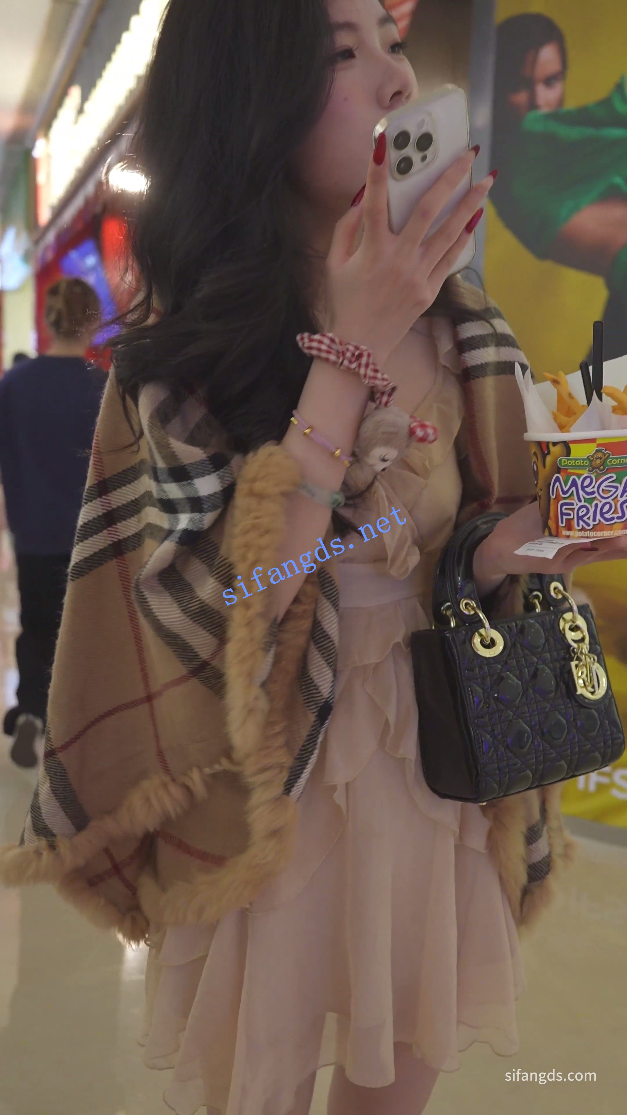 (BC-AA-589)蕾丝裙美女无缝衔接约会两男生..微透圆点内前后CD